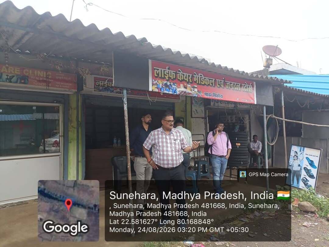 बिना वैध लाइसेंस दवाओं के भंडारण पर कार्रवाई
मेडिकल स्टोरों से औषधियाँ जब्त
मुख्य चिकित्सा एवं स्वास्थ्य अधिकारी मंडला द्वारा गठित स्वास्थ्य विभाग एवं औषधि निरीक्षक के संयुक्त दल ने पाठा-सिहोरा एवं डिठौरी स्थित मेडिकल स्टोर एवं क्लिनिक का निरीक्षण किया। पाठा-सिहोरा स्थित दुकान एवं क्लिनिक के निरीक्षण के दौरान बिना वैध चिकित्सकीय एवं शैक्षणिक योग्यता तथा वैध औषधि अनुज्ञप्ति के बड़ी मात्रा में औषधियों का संग्रहण पाया गया। संयुक्त दल ने नियमानुसार आवश्यक कार्रवाई के लिए औषधियों को जब्त कर लिया।
इसी क्रम में डिठौरी स्थित मेडिकल स्टोर के निरीक्षण के दौरान भी बिना वैध औषधि अनुज्ञप्ति के औषधियों का संग्रहण पाया गया। यहां से भी औषधियां नियमानुसार जब्त की गईं। मुख्य चिकित्सा एवं स्वास्थ्य अधिकारी ने बताया कि उक्त प्रकरणों में औषधि एवं प्रसाधन सामग्री अधिनियम, 1940 तथा संबंधित नियमों के अंतर्गत आवश्यक वैधानिक कार्रवाई की जाएगी। विभाग द्वारा बिना वैध लाइसेंस औषधियों के भंडारण एवं विक्रय तथा अन्य अनियमितताओं के विरुद्ध कार्रवाई निरंतर जारी रहेगी। यह कार्रवाई आमजन को सुरक्षित एवं गुणवत्तापूर्ण औषधियां उपलब्ध कराने के उद्देश्य से की जा रही है।
Jansampark Madhya Pradesh
CM Madhya Pradesh
#mandla
Directorate of Health Services, Madhya Pradesh