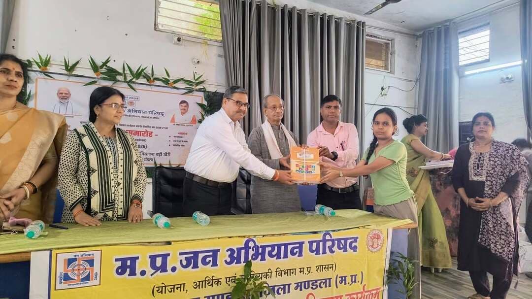 बीएसडब्ल्यू-एमएसडब्ल्यू सत्र 2026-27 का शुभारंभ,
एक पेड़ माँ के नाम और नशामुक्ति थीम पर कार्यक्रम
मुख्यमंत्री सामुदायिक नेतृत्व क्षमता विकास कार्यक्रम अंतर्गत पीएमश्री रानी दुर्गावती महाविद्यालय मंडला में बीएसडब्ल्यू-एमएसडब्ल्यू सत्र 2026-27 की कक्षाओं का शुभारंभ ’एक पेड़ माँ के नाम एवं नशामुक्ति अभियान’ थीम पर किया गया। भारत माता के चित्र पर माल्यार्पण व दीप प्रज्वलन से कार्यक्रम शुरू हुआ।
मुख्य अतिथि टास्क मैनेजर श्री दरियाव सिंह सूर्यवंशी ने कहा कि सीएमसीएलडीपी का उद्देश्य स्व-प्रेरणा से ग्राम विकास में योगदान देने वाले युवाओं को नेतृत्वकर्ता बनाना है। प्रदेश में 50 हजार विद्यार्थी अध्ययनरत हैं, प्रत्येक को एक गांव प्रयोगशाला के रूप में दिया जाता है।
कार्यक्रम में विकासखण्ड समन्वयक श्री संतोष झारिया ने पाठ्यक्रम के बारे में विस्तार से जानकारी दी। विशिष्ट अतिथि श्री विनायक राव तांबे ने स्वदेशी अपनाने, श्रीमती प्रिया धुर्वे ने नेतृत्व गुणों और श्रीमती तृप्ति शुक्ला ने पर्यावरण व नशामुक्ति पर विचार रखे। संचालन श्री आशीष नामदेव ने किया। कार्यक्रम के अंत में किताबें वितरित की गईं, पौधारोपण और नशामुक्ति की शपथ भी दिलाई गई।
Jabalpur Commissioner
CM Madhya Pradesh
Jansampark Madhya Pradesh
#mandla
