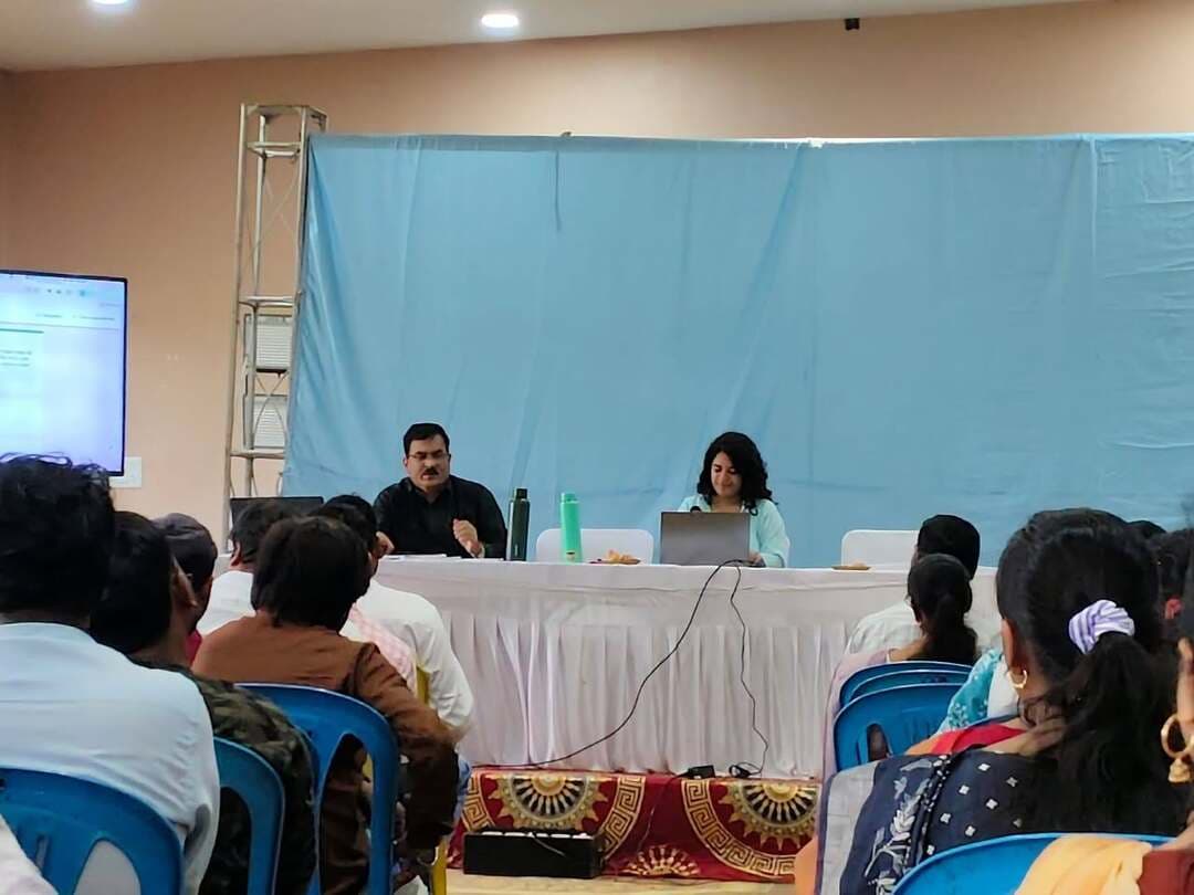 समग्र शिक्षा अभियान के अंतर्गत व्यावसायिक प्रशिक्षकों एवं आईसीटी इंचार्ज की बैठक आयोजित
समग्र शिक्षा अभियान के अंतर्गत संचालित नवीन व्यावसायिक शिक्षा एवं आईसीटी कार्यक्रम के प्रभावी क्रियान्वयन को लेकर व्यावसायिक प्रशिक्षकों एवं आईसीटी इंचार्ज की बैठक आयोजित की गई। बैठक में जिला शिक्षा अधिकारी श्रीमती मुन्नी वरकड़े, एडीपीसी श्री एल.एस. मसराम, जिला व्यावसायिक समन्वयक एवं एपीसी श्री मुकेश पाण्डेय तथा ट्रांसफॉर्मिंग रूरल इंडिया फाउंडेशन की फेलो सुश्री महिमा बरेजा सहित संबंधित प्रशिक्षक, प्राचार्य एवं आईसीटी लैब इंचार्ज उपस्थित रहे।
बैठक में जिला शिक्षा अधिकारी श्रीमती मुन्नी वरकडे़ ने शत-प्रतिशत नामांकन, छात्रवृत्ति एवं साइकिल वितरण तथा व्यावसायिक पाठ्यक्रमों के प्रभावी संचालन के संबंध में आवश्यक निर्देश दिए। एडीपीसी श्री एल.एस. मसराम ने विभागीय योजनाओं की प्रगति की समीक्षा करते हुए प्रत्येक ट्रेड में 40-40 विद्यार्थियों के नामांकन का लक्ष्य सुनिश्चित करने तथा विद्यार्थियों को ट्रेड से संबंधित विस्तृत जानकारी देने के निर्देश दिए।
जिला व्यावसायिक समन्वयक एवं एपीसी श्री मुकेश पाण्डेय ने आईसीटी कार्यक्रम के अंतर्गत आर्टिफिशियल इंटेलिजेंस प्रारंभ किए जाने के संबंध में प्रस्तुतीकरण के माध्यम से जानकारी दी। उन्होंने अतिथि व्याख्यान, औद्योगिक एवं शैक्षणिक भ्रमण तथा ऑन-द-जॉब ट्रेनिंग को प्रभावी रूप से संचालित करने पर जोर दिया।
बैठक में सुश्री महिमा बरेजा ने विद्यार्थियों को उनके जॉबरोल के अनुसार प्रशिक्षण के बाद उपलब्ध रोजगार अवसरों की जानकारी दी। साथ ही प्रत्येक विद्यार्थी की अद्यतन पोर्टफोलियो फाइल तैयार करने के निर्देश दिए गए, जिसमें व्यक्तिगत जानकारी, फोटो एवं सत्र से संबंधित प्रमाण शामिल हों।
अधिकारियों ने ग्रीष्मावकाश में ऑन-द-जॉब ट्रेनिंग न्यूनतम 20 दिवस अथवा 80 घंटे कराने तथा विद्यार्थियों की शत-प्रतिशत उपस्थिति सुनिश्चित करने के निर्देश दिए। साथ ही यंग संगम, प्लेसमेंट एवं प्रशिक्षुता पोर्टल पर विद्यार्थियों का समय पर पंजीयन कराने की जानकारी दी गई।
बैठक का उद्देश्य व्यावसायिक शिक्षा को अधिक प्रभावी एवं रोजगारपरक बनाना तथा विद्यार्थियों को उनकी रुचि एवं कौशल के अनुरूप बेहतर अवसर उपलब्ध कराना रहा। साथ ही आईसीटी एवं नवीन तकनीकों के माध्यम से शिक्षा की गुणवत्ता में निरंतर सुधार पर भी विशेष जोर दिया गया।
Jabalpur Commissioner
Jansampark Madhya Pradesh
CM Madhya Pradesh
Department of School Education, Madhya Pradesh
#mandla