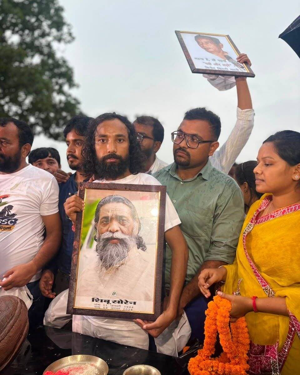 JPSC-JSSC भर्ती सुधार अभियान के दूसरे चरण की शुरुआत, 24 जिलों में जाएगी यात्रा
रामगढ़, 24 अगस्त 2026: JPSC-JSSC भर्ती व्यवस्था में सुधार की मांग को लेकर आंदोलन के दूसरे चरण की शुरुआत सोमवार को रामगढ़ के लुकैयाटांड़ स्थित दिशोम गुरु शिबू सोरेन की प्रतिमा स्थल से हुई। यहां से ‘भर्ती व्यवस्था सुधार यात्रा’ शुरू की गई, जो झारखंड के सभी 24 जिलों में जाएगी।
यात्रा के दौरान चौक-चौराहों, कॉलेजों, विश्वविद्यालयों और प्रतियोगी परीक्षा संस्थानों में छात्रों और युवाओं के बीच भर्ती व्यवस्था में सुधार को लेकर जागरूकता अभियान चलाया जाएगा।
यात्रा की शुरुआत झारखंड की पारंपरिक रीति-रिवाज के साथ हुई। इस दौरान झारखंड के वीर शहीदों को श्रद्धांजलि दी गई और सखुआ का पौधा लगाकर भर्ती व्यवस्था में सुधार का संकल्प लिया गया।
छात्र नेता देवेंद्र नाथ महतो ने कहा कि सखुआ का पौधा झारखंड की प्रकृति और संस्कृति के साथ मजबूती का प्रतीक है। उन्होंने कहा कि भर्ती परीक्षाओं में पारदर्शिता, पेपर लीक पर रोक और परीक्षा व्यवस्था में सुधार के लिए सरकार को ठोस कदम उठाने चाहिए।
पहले दिन DVC चौक, गोला, चितरपुर, रामगढ़, मांडू और चरही समेत कई स्थानों पर छात्रों और स्थानीय लोगों ने यात्रा का स्वागत किया। आयोजकों के अनुसार, यात्रा का रात्रि विश्राम हजारीबाग के डेमोटांड़ में होगा। दूसरे दिन यात्रा कटकमसांडी, गिद्धौर, बड़कागांव और चतरा की ओर बढ़ेगी।
यात्रा के साथ लीगल टीम भी रहेगी। आयोजकों ने बताया कि न्यायिक लड़ाई में सहयोग करने वाले अभ्यर्थियों को कानूनी प्रक्रिया से जोड़ने की पहल की जाएगी। साथ ही 45 परीक्षाओं से जुड़े मामलों में निष्पक्ष जांच और भविष्य में पेपर लीक रोकने के लिए कड़े नियम बनाने की मांग की गई।
देवेंद्र नाथ महतो ने कहा कि यह यात्रा किसी राजनीतिक दल के लिए नहीं, बल्कि छात्रों और युवाओं के भविष्य से जुड़े मुद्दों को लेकर है। यात्रा को शांतिपूर्ण और लोकतांत्रिक तरीके से आगे बढ़ाने की बात कही गई है।
#JPSC #JSSC #DevendraNathMahto #भर्ती_व्यवस्था_सुधार_यात्रा #JharkhandStudents #StudentMovement #JharkhandNews #Ramgarh #Hazaribagh #Chatra #PaperLeak #ExamReform #YouthVoice #JharkhandYouth #RanchiNews