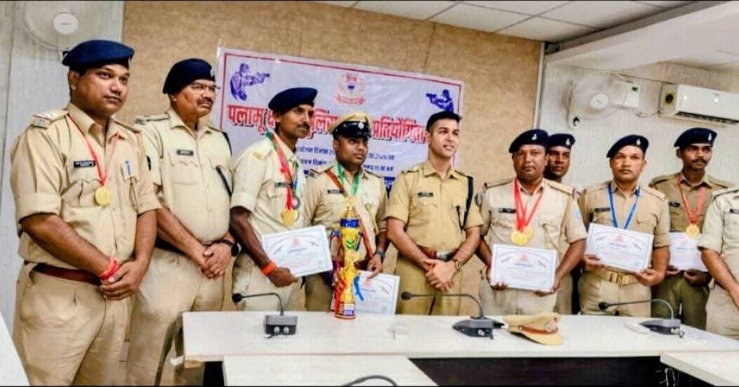पलामू क्षेत्रीय पुलिस शूटिंग प्रतियोगिता में लातेहार पुलिस बनी ओवरऑल चैंपियन
पलामू: लेस्लीगंज फायरिंग बट में 20 और 21 अगस्त 2026 को आयोजित ‘पलामू क्षेत्रीय पुलिस शूटिंग प्रतियोगिता-2026’ में लातेहार पुलिस ने शानदार प्रदर्शन करते हुए ओवरऑल चैंपियन का खिताब अपने नाम किया।
प्रतियोगिता में पलामू रेंज के पलामू, गढ़वा और लातेहार जिले की पुलिस टीमों ने हिस्सा लिया। लातेहार पुलिस की टीम ने कुल 1110 अंक हासिल कर प्रथम स्थान प्राप्त किया।
लातेहार पुलिस के खिलाड़ियों ने प्रतियोगिता में कुल 14 पदक जीते। इनमें 6 स्वर्ण, 2 रजत और 6 कांस्य पदक शामिल हैं। शानदार प्रदर्शन के बाद टीम को ओवरऑल चैंपियन घोषित किया गया।
प्रतियोगिता के समापन पर पलामू के पुलिस अधीक्षक ने प्रतिभागियों को पुरस्कार देकर सम्मानित किया।
#LateharPolice #PalamuPolice #ShootingCompetition #PoliceShooting #JharkhandPolice #Latehar #Palamu #Garhwa #JharkhandNews #PoliceNews #Champion #Shooting2026