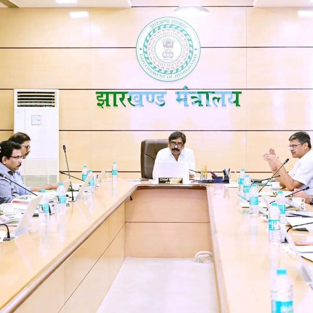 प्रोजेक्ट भवन में CAMPA की गवर्निंग बॉडी बैठक, CM हेमंत सोरेन ने दिए जरूरी निर्देश
रांची। मुख्यमंत्री हेमंत सोरेन ने आज प्रोजेक्ट भवन में वन, पर्यावरण एवं जलवायु परिवर्तन विभाग के अंतर्गत CAMPA की राज्य प्राधिकरण की गवर्निंग बॉडी बैठक में हिस्सा लिया।
बैठक के दौरान मुख्यमंत्री ने अधिकारियों के साथ विभिन्न मुद्दों पर चर्चा की और योजनाओं के बेहतर क्रियान्वयन को लेकर कई जरूरी दिशा-निर्देश दिए।
मुख्यमंत्री ने वन संरक्षण, पर्यावरण और जलवायु से जुड़े कार्यों को प्रभावी तरीके से आगे बढ़ाने पर जोर दिया। बैठक में विभाग के अधिकारी भी मौजूद रहे।
#HemantSoren #हेमंत_सोरेन #Jharkhand #JharkhandNews #CAMPA #ProjectBhawan #RanchiNews #ForestDepartment #Environment #ClimateChange #JharkhandCM #LatestNews #PoliticalNews #Ranchi #ViralNews