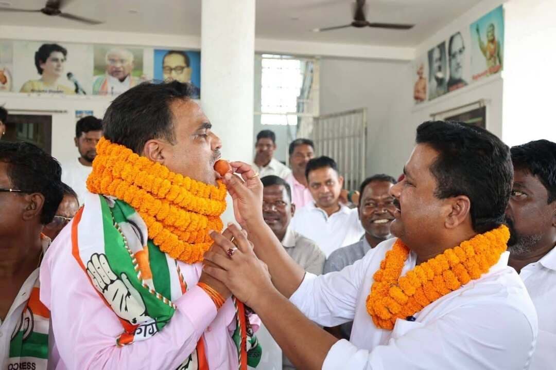 आजसू और भाजपा के नेताओं ने थामा कांग्रेस का हाथ, संगठन मजबूत होने का दावा
रांची। नामकुम में खिजरी विधायक राजेश कच्छप के आवासीय कार्यालय में आजसू और भाजपा से जुड़े कई नेताओं एवं कार्यकर्ताओं ने कांग्रेस पार्टी की सदस्यता ग्रहण की।
सदस्यता लेने वालों में आजसू के केंद्रीय सदस्य संजीव सिंह उर्फ छोटू, भाजपा नेता कौशल सिंह और भाजपा युवा नेता रवि सिंह समेत कई कार्यकर्ता शामिल रहे।
इस मौके पर रांची ग्रामीण कांग्रेस प्रभारी रियाजुल अंसारी, ग्रामीण कांग्रेस अध्यक्ष सोमनाथ मुंडा समेत पार्टी के अन्य नेता और कार्यकर्ता मौजूद रहे। कांग्रेस नेताओं ने नए सदस्यों का स्वागत करते हुए कहा कि उनके जुड़ने से संगठन को और मजबूती मिलेगी।
#Congress #JharkhandCongress #RanchiNews #Namkum #RajeshKachhap #AJSU #BJP #JharkhandPolitics #CongressJoin #PoliticalNews #JharkhandNews #Ranchi #LatestNews #ViralNews #BreakingNews