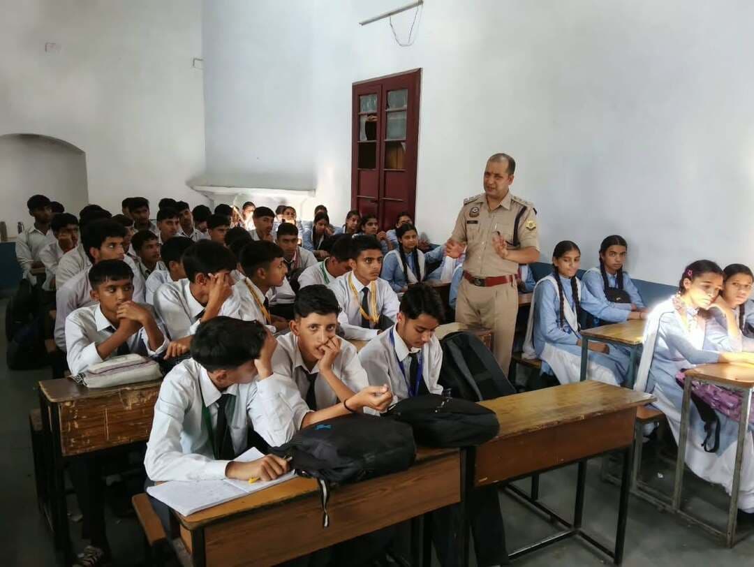 प्रेस नोट
दिनांक: 24 अगस्त 2026
विद्यार्थियों को मोबाइल फोन के विवेकपूर्ण उपयोग, साइबर अपराध, यातायात नियमों एवं करियर के प्रति किया जागरूक
चम्बा: पीएम श्री राजकीय उत्कृष्ट वरिष्ठ माध्यमिक विद्यालय, चम्बा में 24 अगस्त 2026 को विद्यार्थियों के लिए जागरूकता एवं मार्गदर्शन कार्यक्रम आयोजित किया गया। कार्यक्रम में पुलिस उपाधीक्षक मुख्यालय, चम्बा श्री बलदेव दत्त ने विद्यार्थियों को विभिन्न महत्वपूर्ण विषयों पर विस्तृत जानकारी एवं मार्गदर्शन प्रदान किया।
श्री बलदेव दत्त ने विद्यार्थियों को मोबाइल फोन के उचित एवं सीमित उपयोग के बारे में जागरूक करते हुए मोबाइल फोन के अत्यधिक उपयोग से होने वाले शारीरिक, मानसिक एवं शैक्षणिक दुष्प्रभावों के बारे में जानकारी दी। उन्होंने विद्यार्थियों को मोबाइल फोन का आवश्यकता के अनुसार और जिम्मेदारीपूर्वक उपयोग करने की सलाह दी।
उन्होंने साइबर अपराध एवं ऑनलाइन ठगी से बचाव के उपाय बताते हुए विद्यार्थियों को अपनी व्यक्तिगत जानकारी, पासवर्ड, ओटीपी एवं बैंक संबंधी जानकारी किसी अनजान व्यक्ति के साथ साझा न करने के लिए सचेत किया।
कार्यक्रम के दौरान कम उम्र में विवाह के दुष्परिणामों पर भी चर्चा की गई। विद्यार्थियों को शिक्षा को प्राथमिकता देने तथा अपने भविष्य और करियर के प्रति जागरूक रहने के लिए प्रेरित किया गया।
इसके अतिरिक्त विद्यार्थियों को करियर परामर्श के माध्यम से अपनी रुचि, योग्यता एवं क्षमता के अनुसार भविष्य के लक्ष्य निर्धारित करने तथा विभिन्न करियर विकल्पों की जानकारी प्राप्त करने के लिए प्रेरित किया गया।
श्री बलदेव दत्त ने विद्यार्थियों को यातायात नियमों एवं सड़क सुरक्षा के प्रति भी जागरूक किया तथा हेलमेट एवं सीट बेल्ट के प्रयोग, यातायात संकेतों का पालन और वाहन चलाते समय मोबाइल फोन का प्रयोग न करने की सलाह दी।
विद्यालय की प्रधानाचार्या श्रीमती रचना ठाकुर ने पुलिस उपाधीक्षक मुख्यालय श्री बलदेव दत्त का विद्यार्थियों को महत्वपूर्ण जानकारी एवं मार्गदर्शन प्रदान करने के लिए आभार व्यक्त किया। उन्होंने कहा कि ऐसे जागरूकता कार्यक्रम विद्यार्थियों के सर्वांगीण विकास एवं उन्हें जिम्मेदार नागरिक बनाने में महत्वपूर्ण भूमिका निभाते हैं।
कार्यक्रम में विद्यालय के शिक्षकगण एवं विद्यार्थी उपस्थित रहे।