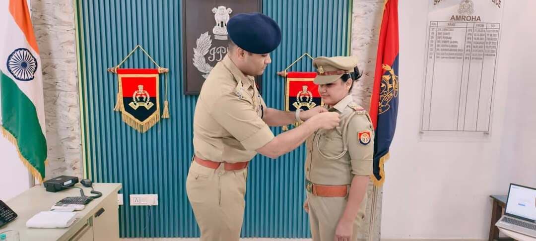 उत्कृष्ट एवं सराहनीय कार्यों के लिए आदमपुर थानाध्यक्ष कोमल तोमर को सम्मानित किया गया। आज सोमवार को.अमरोहा एसपी लखन सिंह यादव ने उन्हें पुलिस महानिदेशक उत्तर प्रदेश राजीव कृष्ण की ओर से प्रदान किया गया प्रशंसा चिन्ह भेंट किया।
