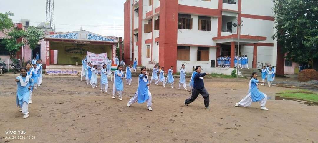 ✅ अपराजिता कार्यक्रम के तहत बालिकाओं को दिया जा रहा 15 दिवसीय जूडो-कराटे प्रशिक्षण
बेटी बचाओ बेटी पढ़ाओ योजना अंतर्गत संचालनालय से प्राप्त निर्देशों के अनुपालन में कलेक्टर श्री सिद्धार्थ जैन के निर्देशन में तथा जिला कार्यक्रम अधिकारी, महिला एवं बाल विकास विभाग श्री विवेक शर्मा के मार्गदर्शन में अपराजिता कार्यक्रम के तहत शासकीय कन्या उच्चतर माध्यमिक विद्यालय, टिमरनी में बालिकाओं के लिए 15 दिवसीय जूडो-कराटे प्रशिक्षण कार्यक्रम आयोजित किया जा रहा है।
प्रशिक्षण तिनका सामाजिक संस्थान की प्रशिक्षक सुश्री मोना खरे द्वारा दिया जा रहा है। प्रशिक्षण के दौरान बालिकाओं को आत्मरक्षा के विभिन्न तरीकों के साथ-साथ जूडो-कराटे की तकनीकों का अभ्यास कराया जा रहा है।
अपराजिता कार्यक्रम का उद्देश्य बालिकाओं में आत्मविश्वास, आत्मनिर्भरता एवं सुरक्षा की भावना विकसित करना तथा उन्हें विपरीत परिस्थितियों में स्वयं की रक्षा करने के लिए सक्षम बनाना है। प्रशिक्षण के माध्यम से बालिकाओं को शारीरिक एवं मानसिक रूप से सशक्त बनाने का प्रयास किया जा रहा है। महिला एवं बाल विकास विभाग द्वारा बालिकाओं को शिक्षा के साथ-साथ आत्मरक्षा एवं व्यक्तित्व विकास के अवसर उपलब्ध कराने के लिए इस प्रकार के कार्यक्रम निरंतर आयोजित किए जा रहे हैं।
Jansampark Madhya Pradesh
Directorate Women and Child Development, MP Department Of Women Child Development, Madhya Pradesh
#Harda #BetiBachaoBetiPadhao #Aparajita
