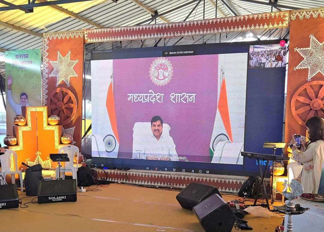 मुख्यमंत्री डॉ. मोहन यादव ने वीडियो कॉन्फ्रेंसिंग के माध्यम से बलराम कृषि महोत्सव में किसानों से किया सीधा संवाद
राज्य सरकार किसानों को आधुनिक कृषि तकनीक का लाभ दिलाने के लिए प्रतिबद्ध : मुख्यमंत्री डॉ. यादव
कृषि तकनीक एवं शासकीय योजनाओं पर आधारित प्रदर्शनी रही आकर्षण का केंद्र
विशेषज्ञों ने आधुनिक कृषि यंत्रों, प्राकृतिक एवं जैविक खेती तथा शासकीय योजनाओं की दी जानकारी
======
मुख्यमंत्री Dr Mohan Yadav जी द्वारा आज बलराम कृषि महोत्सव के तहत नवीन फल एवं सब्जी मंडी प्रांगण, ग्वालियर रोड, #दतिया में आयोजित जिला स्तरीय कार्यक्रम में वीडियो कॉन्फ्रेंसिंग के माध्यम से किसानों को संबोधित किया।
इस दौरान मुख्यमंत्री डॉ. यादव ने किसानों से कृषि एवं किसानों के हित से संबंधित विभिन्न विषयों पर संवाद किया।
मुख्यमंत्री डॉ. मोहन यादव ने पीताम्बरा माई के जयघोष के साथ किसानों को संबोधित करते हुए कहा कि आज सावन का अंतिम सोमवार है। सभी किसान भाइयों के लिए मैं भगवान महाकाल से कामना करता हूं कि सभी के भंडार अन्न से भरे रहें, सभी का कल्याण हो एवं सभी उन्नति करें।
मुख्यमंत्री डॉ. यादव ने कहा कि दतिया जिला दो चीजों के लिए सबसे अधिक जाना जाता है। पहला पीताम्बरा माई का प्रसाद, जो पूरे देश में प्रसिद्ध है और दूसरा दतिया का गुड़, जो एक जिला-एक उत्पाद के तहत शामिल है और जिसकी पहचान दूर-दूर तक है। इसी प्रकार मध्यप्रदेश के किसान की भी पहचान दूर-दूर तक हो, इसके लिए राज्य सरकार हर संभव प्रयास कर रही है तथा किसानों के हित में अनेक योजनाएं संचालित की जा रही हैं।
मुख्यमंत्री जी ने कहा कि इस वर्ष सरकार द्वारा 104 लाख मीट्रिक टन गेहूं का उपार्जन किया गया है। उन्होंने कहा कि शासन द्वारा आने वाले समय में गेहूं 2700 रुपये प्रति क्विंटल के समर्थन मूल्य पर खरीदा जाएगा।
उन्होंने कहा कि प्रदेश के साथ-साथ दतिया जिले का किसान भी आने वाले समय में खेती-किसानी के माध्यम से खूब आगे बढ़ेगा। धान की औसत पैदावार में 32 क्विंटल से बढ़कर 36 क्विंटल प्रति हेक्टेयर तक वृद्धि हुई है। मूंगफली और गेहूं का रकबा भी बढ़ा है। आने वाले समय में गेहूं और चने की फसल के लिए किसानों को रात के साथ-साथ दिन में भी बिजली उपलब्ध कराई जाएगी।
मुख्यमंत्री डॉ. यादव ने कहा कि अब किसान भाई खाद-बीज के लिए लिए गए ऋण को जून-जुलाई में शून्य प्रतिशत ब्याज पर जमा कर सकते हैं, जबकि पहले इसे 31 मार्च तक जमा करना होता था।
मुख्यमंत्री ने कहा कि प्रधानमंत्री के कुशल नेतृत्व में आज समय बदल रहा है और किसान उन्नति कर रहा है। उन्होंने किसानों से उन्नत तकनीक अपनाकर अपनी आमदनी बढ़ाने एवं स्वावलंबी बनने का आह्वान किया। उन्होंने कहा कि बच्चों की शादी-ब्याह में कम से कम खर्च करें तथा बच्चों को अधिक से अधिक पढ़ाएं-लिखाएं और आगे बढ़ाएं। यही आज के समय की आवश्यकता है।
मुख्यमंत्री डॉ. यादव ने किसानों से अपील की कि कोई भी किसान अपनी खेती की जमीन न बेचे। आने वाले समय में किसानों का समय बदलने वाला है, जिसके लिए केंद्र एवं राज्य सरकारें प्रतिबद्ध हैं।
उन्होंने कहा कि सरकार किसानों को आर्थिक रूप से समृद्ध बनाने के लिए कृषि के साथ-साथ पशुपालन, दुग्ध उत्पादन एवं उद्यानिकी को भी बढ़ावा दे रही है। आने वाले समय में दुग्ध उत्पादन के क्षेत्र में मध्यप्रदेश नई ऊंचाइयों को छुएगा। कामधेनु योजना के अंतर्गत गौशालाओं को प्रोत्साहन दिया जा रहा है। इसके अंतर्गत पांच हजार निराश्रित गोवंश को रखा जाएगा।
कृषि विद्यार्थी कृषक हरिमोहन राजपूत से किया संवाद
कार्यक्रम के दौरान मुख्यमंत्री डॉ. मोहन यादव ने कृषि विषय में एमएससी की पढ़ाई कर रहे कृषक श्री हरिमोहन राजपूत से वीडियो कॉन्फ्रेंसिंग के माध्यम से संवाद किया। मुख्यमंत्री ने उनकी पढ़ाई एवं खेती-किसानी के अनुभवों की जानकारी ली। साथ ही उन्होंने अन्य किसानों से भी सीधे संवाद किया और उनकी बात सुनी।
कार्यक्रम के दौरान जिले के प्रतिभाशाली छात्र-छात्राओं को सम्मानित किया गया। साथ ही उन्नत खेती कर रहे किसानों एवं सोशल मीडिया इनफ्लुएंसर्स को भी सम्मानित किया गया।
मनमोहक भजन एवं सांस्कृतिक कार्यक्रमों की हुई प्रस्तुतियां
बलराम कृषि महोत्सव के जिला स्तरीय कार्यक्रम की शुरुआत गणपति वंदना एवं भजन गायन के साथ हुई। उज्जैन से आए गायकों एवं कलाकारों द्वारा ‘सत्यम शिवम् सुंदरम्’, ‘सोने से जैसे खेत इसके, चांदी जैसे खलिहान’ एवं ‘मेरो देश महान’ सहित विभिन्न भजनों एवं सांस्कृतिक प्रस्तुतियों की मनमोहक प्रस्तुति दी गई। कार्यक्रम में कलाकारों द्वारा अन्य भजन एवं सांस्कृतिक प्रस्तुतियां भी दी गईं, जिनका किसानों एवं उपस्थित नागरिकों ने आनंद लिया।
आधुनिक कृषि तकनीक एवं कृषि यंत्रों की प्रदर्शनी
बलराम कृषि महोत्सव के जिला स्तरीय कार्यक्रम में किसानों को आधुनिक कृषि तकनीक, कृषि यंत्रों तथा खेती की नवीन पद्धतियों से अवगत कराने के उद्देश्य से कृषि आधारित प्रदर्शनी का आयोजन किया गया। प्रदर्शनी में लगभग 16 स्टॉल लगाए गए, जहां विशेषज्ञों द्वारा किसानों को कृषि क्षेत्र में उपयोगी नवीन तकनीकों एवं शासकीय योजनाओं की जानकारी दी गई।
प्रदर्शनी में रीपर-कम-बाइंडर, डीएसआर मशीन, हैप्पी सीडर, सुपर सीडर, स्मार्ट सीडर, स्ट्रॉ रीपर, थ्रेशर, लेजर लैंड लेवलर, सीड-कम-फर्टिलाइजर ड्रिल, रोटोकल्टीवेटर, रोटावेटर, पावर स्प्रेयर एवं प्लाऊ सहित विभिन्न आधुनिक कृषि यंत्रों का प्रदर्शन किया गया। किसानों को इन यंत्रों की उपयोगिता, संचालन एवं कृषि कार्यों में इनके प्रभावी उपयोग के संबंध में जानकारी दी गई।
प्रदर्शनी में उद्यानिकी विभाग, कृषि विज्ञान केंद्र एवं आत्मा परियोजना द्वारा भी स्टॉल लगाए गए। इन स्टॉलों के माध्यम से किसानों को प्राकृतिक एवं जैविक खेती, उन्नत कृषि पद्धतियों, फसल उत्पादन में आधुनिक तकनीकों के उपयोग तथा संबंधित विभागीय योजनाओं एवं कार्यक्रमों की जानकारी प्रदान की गई।
प्रदर्शनी का उद्देश्य किसानों को खेती में आधुनिक तकनीक अपनाने के लिए प्रेरित करना तथा कम लागत में बेहतर कृषि उत्पादन के लिए उपयोगी संसाधनों एवं तकनीकों से परिचित कराना रहा। किसानों ने विभिन्न कृषि यंत्रों एवं तकनीकों का अवलोकन कर उनके संबंध में जानकारी प्राप्त की।
कार्यक्रम में कलेक्टर श्री स्वप्निल वानखड़े, मुख्य कार्यपालन अधिकारी जिला पंचायत श्री अक्षय कुमार तेम्रवाल, जनप्रतिनिधिगण, गणमान्यजन एवं बड़ी संख्या में कृषक उपस्थित रहे।
CM Madhya Pradesh
Department of Agriculture, Madhya Pradesh
Jansampark Madhya Pradesh
#datia #CMMadhyaPradesh #JansamparkMP #MadhyaPradesh