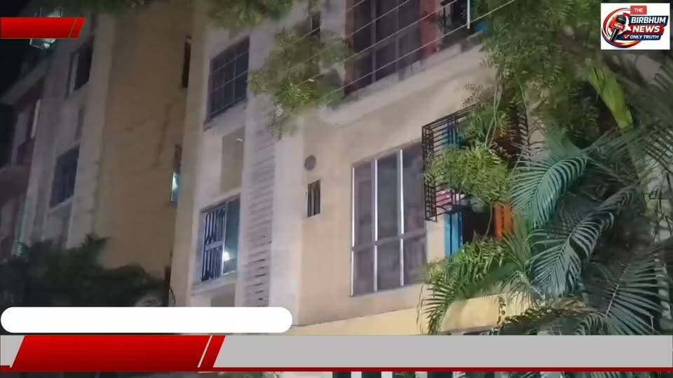 রাতের অন্ধকারে বোলপুরের প্রাক্তন পৌরসভার চেয়ারম্যান, তাঁর ছেলে এবং এক তৃণমূলের প্রাক্তন কাউন্সিলরের বাড়িতে বোলপুর বিজেপি সাংগঠনিক জেলা সভাপতি শ্যামাপদ মণ্ডলের উপস্থিতি ঘিরে শুরু হয়েছে তীব্র রাজনৈতিক বিতর্ক