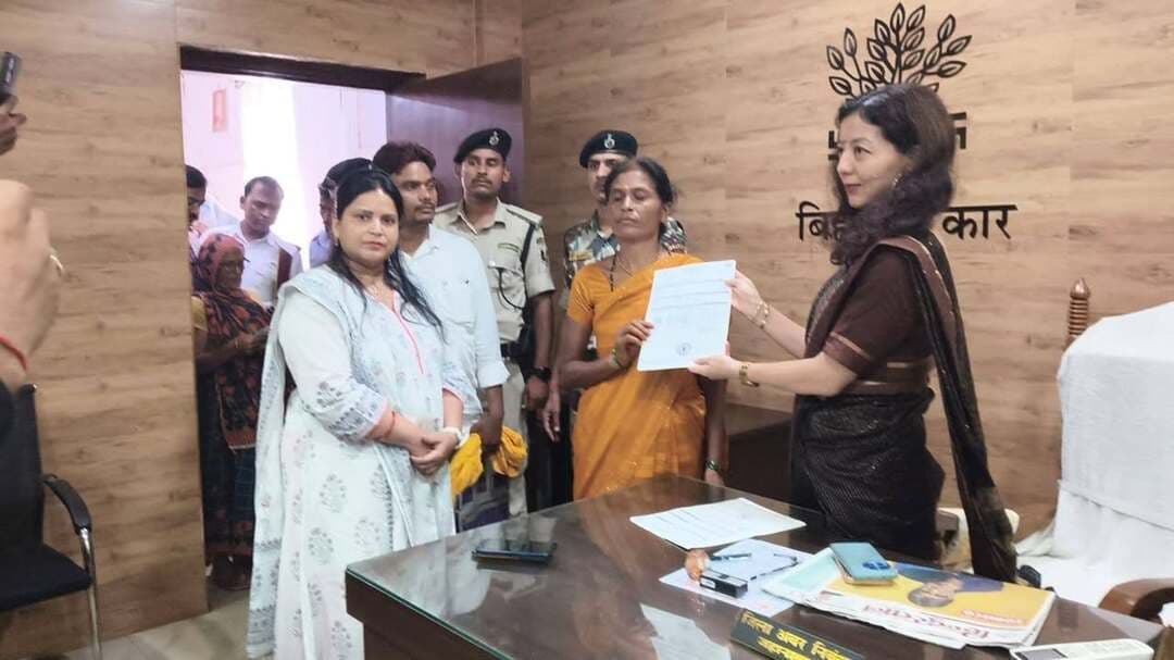 पेपरलेस निबंधन को लेकर दूर की भ्रांतियां, डीएम ने किया जिला निबंधन कार्यालय का निरीक्षण
जहानाबाद। जिला पदाधिकारी छिरिङ वाई भूटिया ने सोमवार को जिला निबंधन कार्यालय का निरीक्षण कर पेपरलेस निबंधन व्यवस्था की प्रक्रिया का जायजा लिया। निरीक्षण के बाद उन्होंने मीडिया के माध्यम से आमलोगों को नई व्यवस्था की जानकारी दी और इससे जुड़ी भ्रांतियों को दूर किया।
डीएम ने बताया कि बिहार सरकार की नई डिजिटल निबंधन व्यवस्था ऑनलाइन, पारदर्शी, सरल और सुरक्षित है। बिक्री, दान, विनिमय समेत विभिन्न प्रकार के दस्तावेज विभाग द्वारा निर्धारित मानक प्रारूप में सिस्टम के माध्यम से तैयार किए जा रहे हैं। संबंधित व्यक्ति के आधार से जुड़े मोबाइल नंबर पर प्राप्त ओटीपी के माध्यम से डिजिटल सत्यापन और हस्ताक्षर किया जाता है। इससे किसी दूसरे व्यक्ति द्वारा गलत तरीके से हस्ताक्षर या हेराफेरी की आशंका कम होगी। उन्होंने लोगों से ओटीपी साझा करने से पहले मोबाइल पर प्राप्त विवरण को ध्यान से पढ़ने की अपील की।
डीएम ने स्पष्ट किया कि पेपरलेस निबंधन का मतलब यह नहीं है कि निबंधन के बाद दस्तावेज की कागजी प्रति नहीं मिलेगी। यह व्यवस्था मुख्य रूप से सरकारी अभिलेखों और विभागीय प्रक्रिया को डिजिटल बनाने के लिए लागू की गई है। निबंधन के बाद दस्तावेज की प्रति पूर्व की तरह उपलब्ध होगी। साथ ही उसकी सॉफ्ट कॉपी भी संबंधित व्यक्ति के मोबाइल पर मिलेगी। डिजिटल रिकॉर्ड सुरक्षित रहने से दस्तावेज के गुम होने, फटने या क्षतिग्रस्त होने की चिंता भी कम होगी।
उन्होंने बताया कि आमलोग अपनी सुविधा के अनुसार ऑनलाइन पोर्टल के माध्यम से निबंधन की प्रक्रिया शुरू कर सकते हैं। जिला अवर निबंधक कार्यालय में हेल्प डेस्क के जरिए नि:शुल्क मार्गदर्शन भी दिया जाएगा। डीड राइटर पूर्व की तरह सेवा प्रदाता के रूप में लोगों की सहायता करते रहेंगे। उन्हें नई डिजिटल व्यवस्था का प्रशिक्षण दिया जाएगा। इसके अलावा प्रखंड स्तर पर जागरूकता कार्यक्रम आयोजित कर लोगों को व्यवस्था की जानकारी दी जाएगी।
जिला निबंधन कार्यालय में सोमवार को पेपरलेस प्रक्रिया के तहत पांच लोगों का निबंधन किया गया। डीएम ने स्वयं श्रीमती गीता देवी, पति मंटू कुमार दांगी तथा श्रीमती रागिनी कुमारी, पति महेश कुमार को निबंधन के बाद उनके दस्तावेज की प्रति प्रदान की।
डीएम ने जिलेवासियों से पेपरलेस निबंधन व्यवस्था को लेकर किसी प्रकार की भ्रांति नहीं रखने और सुरक्षित, पारदर्शी एवं सुविधाजनक डिजिटल निबंधन व्यवस्था का लाभ उठाने की अपील की।