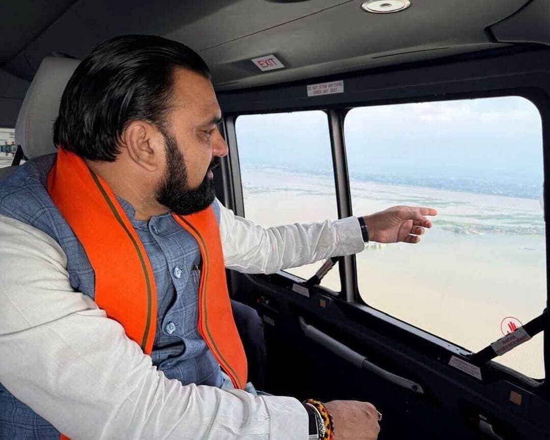 माननीय मुख्यमंत्री श्री सम्राट चौधरी जी ने आज गंगा नदी के बढ़ते जलस्तर एवं बाढ़ की स्थिति को देखते हुए विभिन्न प्रभावित एवं संवेदनशील क्षेत्रों का हवाई सर्वेक्षण कर स्थिति का जायजा लिया।
उन्होंने नवगछिया राघोपुर दियारा, कोसी-गंगा संगम क्षेत्र, बेगूसराय एवं बख्तियारपुर सहित विभिन्न क्षेत्रों का हवाई निरीक्षण किया।
माननीय मुख्यमंत्री जी की पश्चिम बंगाल के माननीय मुख्यमंत्री जी से वार्ता के बाद फरक्का बराज के सभी गेट खोल दिए गए हैं।
हवाई सर्वेक्षण के बाद माननीय मुख्यमंत्री जी ने भागलपुर एयरपोर्ट पर उच्च अधिकारियों के साथ समीक्षा बैठक कर बाढ़ की स्थिति, जलस्तर, राहत एवं बचाव कार्यों तथा प्रभावित क्षेत्रों में प्रशासनिक तैयारियों की विस्तृत समीक्षा की।
उन्होंने अधिकारियों को संवेदनशील एवं निचले क्षेत्रों की लगातार निगरानी करने, आवश्यक मरम्मती कार्य अविलंब कराने, राहत एवं बचाव कार्यों में तेजी लाने तथा प्रभावित लोगों तक आवश्यक सुविधाएं समय पर पहुंचाने के निर्देश दिए।
Information & Public Relations Department, Government of Bihar #katihar @topfans