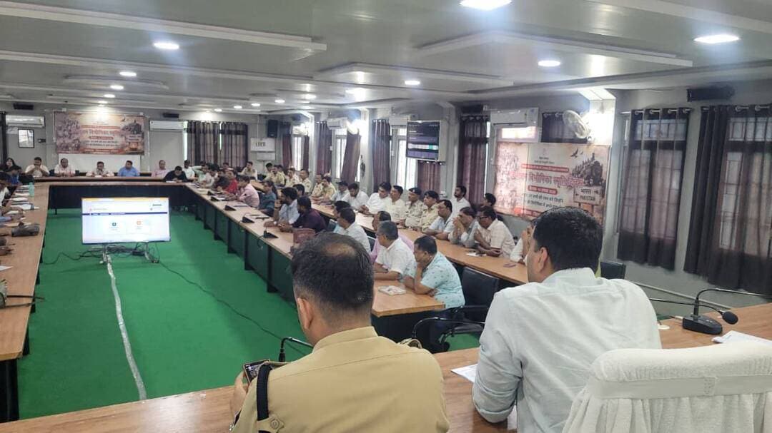 जिला पदाधिकारी, कटिहार आशुतोष द्विवेदी के निर्देशानुसार 49 शैक्षणिक संस्थानों में 25 अगस्त,2026 को आयोजित होगा विद्यार्थी सहयोग शिविर*
*सभी 49 शैक्षणिक संस्थानों में दंडाधिकारी के साथ पुलिस पदाधिकारी एवं पुलिस बल की प्रतिनियुक्ति की गई*
*प्रतिनियुक्ति दंडाधिकारी एवं पुलिस पदाधिकारी के साथ संबंधित विद्यालय/महाविद्यालय के प्राचार्य गण को जिला पदाधिकारी कटिहार एवं पुलिस अधीक्षक कटिहार के द्वारा संयुक्त रूप से ब्रीफिंग किया गया*
कटिहार,24 अगस्त 2026 सोमवार।
सामान्य प्रशासन विभाग, बिहार के निर्देश के आलोक में प्रत्येक माह के चतुर्थ मंगलवार को विद्यार्थी सहयोग शिविर आयोजित करने का निर्णय लिया गया है।
इसी क्रम में श्री आशुतोष द्विवेदी, जिला पदाधिकारी, कटिहार के द्वारा निर्देशित किया गया है कि विद्यार्थियों की समस्याओं एवं शिकायतों के प्रभावी एवं त्वरित समाधान के उद्देश्य से जिले के विभिन्न शैक्षणिक संस्थानों में विद्यार्थी सहयोग शिविर का आयोजन दिनांक 25 अगस्त 2026 (मंगलवार) को कटिहार जिलांतर्गत सभी डिग्री कॉलेज आवासीय विद्यालय मुख्यतः कस्तूरबा गांधी बालिका विद्यालय, अनुसूचित जाति/ अनुसूचित जनजाति आवासीय विद्यालय,ओ बी सी/अल्पसंख्यक आवासीय विद्यालय शामिल हैं। इसके अलावा आईटीआई, पॉलिटेक्निक,ए एन एम,जी एन एम,पारा मेडिकल एवं अन्य तरह के महाविद्यालय शामिल हैं।
संयुक्त ब्रीफिंग में जिला पदाधिकारी कटिहार आशुतोष द्विवेदी ने अपने संबोधन में कहा कि विद्यार्थी सहयोग शिविर का मुख्य उद्देश्य विद्यार्थियों से उनकी शैक्षणिक, छात्रावास से संबंधित, छात्रवृत्ति, प्रमाण-पत्र, अध्ययन संस्थान की आधारभूत संरचना, पेयजल, शौचालय, पुस्तकालय, प्रयोगशाला, भोजन, सुरक्षा, परिवहन एवं अन्य समस्याओं/शिकायतों को प्राप्त कर उनका यथासंभव समाधान सुनिश्चित कराना है।
उन्होंने कहा कि शिविर में प्राप्त शिकायतों को पंजीकृत किया जाएगा तथा संबंधित मामलों को विद्यार्थी सहयोग पोर्टल पर अपलोड करते हुए नियमानुसार कार्रवाई की जाएगी।
जिला पदाधिकारी के निर्देशानुसार संबंधित पदाधिकारी एवं संस्थान के प्रधान यह सुनिश्चित करेंगे कि शिविर का आयोजन व्यवस्थित रूप से हो तथा विद्यार्थियों की शिकायतों का समयबद्ध निष्पादन किया जाए।
जिला पदाधिकारी महोदय द्वारा संबंधित पदाधिकारियों को शिविर में प्राप्त शिकायतों के निष्पादन की नियमित निगरानी एवं निर्धारित समय-सीमा में कार्रवाई सुनिश्चित करने का निर्देश दिया गया है।
सभी अनुमंडल पदाधिकारी, प्रखंड विकास पदाधिकारी, अंचलाधिकारी एवं अन्य तकनीकी पदाधिकारी यथा कार्यकारी अभियंता विद्युत आपूर्ति प्रमंडल, भवन प्रमंडल, लोक स्वास्थ्य प्रमंडल का यह दायित्व होगा कि वे अपने क्षेत्र में आयोजित किये जा रहे विद्यार्थी सहयोग शिविर में अपने विभागीय पदाधिकारी, अभियंता की उपस्थिति अवश्य सुनिश्चित करेंगे ताकि यदि उनसे संबंधित कोई समस्या अथवा शिकायत हो तो उसका त्वरित निष्पादन किया जा सके ।
पुलिस अधीक्षक कटिहार परिचय कुमार ने विद्यार्थी सहयोग शिविर के आयोजन में विधि व्यवस्था बनाए रखने हेतु पुलिस कर्मियों को सजग एवं सतर्क रहने का निर्देश दिया।
*जिला प्रशासन, कटिहार द्वारा विद्यार्थियों से अपील की गई है कि वे अपने संस्थान में आयोजित विद्यार्थी सहयोग शिविर में सक्रिय रूप से भाग लें और अपनी समस्याओं एवं शिकायतों को संबंधित पदाधिकारियों के समक्ष रखें, ताकि उनका त्वरित एवं प्रभावी समाधान सुनिश्चित किया जा सके* ।
जिला जनसंपर्क पदाधिकारी,
कटिहार।
Information & Public Relations Department, Government of Bihar @topfans Bihar Education Department