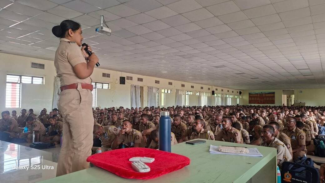 आज दिनांक २४ ऑगस्ट २०२६ रोजी रोजी मा.पोलीस आयुक्त, मा.पोलीस उपायुक्त गुन्हे, मा.सहायक पोलीस आयुक्त गुन्हे व मा.वरिष्ठ पोलीस निरीक्षक सायबर पोलीस स्टेशन, सोलापूर शहर यांच्या मार्गदर्शनाखाली पोलीस प्रशिक्षण केंद्र सोलापूर येथे आयोजित सत्र क्रमांक २९ मधील ७५०+ पोलीस प्रशिक्षणार्थी व अंमलदार यांना *पोलीस स्टेशन मोड्युल प्रमाणे ट्रेनिंग ऑन 'कंडक्ट ऑफ पेपरलेस पोलीस स्टेशन' व 'सायबर गुन्हे तपास'* या विषयाची मूलभूत माहिती व प्रात्यक्षिकासह प्रशिक्षण, सायबर तज्ञ श्री. अविनाश पाटील, सायबर पोलीस स्टेशन कडील पो.कॉ. अंबलगी, तसेच सीसीटीएनएस विभागाकडील अंमलदार श्री. बाबू मंगरुळे व पो.कॉ. शेख यांनी मार्गदर्शन केले.