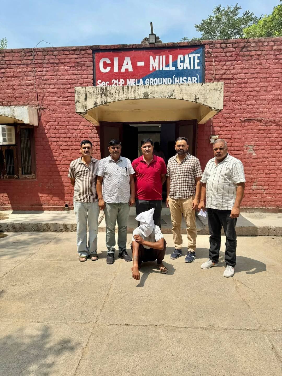 *हत्या की वारदात का मात्र 3 घंटे में किया खुलासा — चाकू मारकर युवक की हत्या करने का आरोपी CIA मिलगेट टीम ने किया गिरफ्तार : एसपी सिद्धान्त जैन*
हिसार, 24 अगस्त। हिसार पुलिस द्वारा अपराधियों के खिलाफ चलाए जा रहे अभियान के तहत CIA मिलगेट टीम ने तत्परता से कार्रवाई करते हुए आजाद नगर थाना क्षेत्र में चाकू मारकर युवक की हत्या करने के मामले को मात्र 3 घंटे में सुलझाते हुए आरोपी को गिरफ्तार करने में सफलता हासिल की है। गिरफ्तार किये गये आरोपी की पहचान सोनु उर्फ चेला पुत्र बलवीर सिंह निवासी शास्त्री नगर हिसार के रूप में हुई है ।
*घटना का विवरण*
थाना आजाद नगर पुलिस को सूचना मिली कि पवन यादव पुत्र जीतलाल यादव, निवासी मोहित नगर, गंगवा, हिसार को किसी व्यक्ति ने चाकू मार दिया है। सूचना मिलते ही पुलिस टीम मौके पर पहुंची और घायल पवन यादव को उपचार के लिए सरकारी अस्पताल हिसार ले जाया गया, जहां चिकित्सकों ने उसे मृत घोषित कर दिया।
मृतक के भाई आशीष यादव पुत्र प्रेमलाल यादव की शिकायत पर थाना आजाद नगर में संबंधित धाराओं के तहत अभियोग दर्ज कर जांच शुरू की गई। घटना की गंभीरता को देखते हुए पुलिस अधीक्षक हिसार श्री सिद्धान्त जैन, आईपीएस ने आरोपियों की शीघ्र गिरफ्तारी के लिए पुलिस टीमों को आवश्यक दिशा-निर्देश दिए। CIA मिलगेट टीम ने त्वरित कार्रवाई करते हुए मात्र 3 घंटे के अंदर वारदात में संलिप्त आरोपी को गिरफ्तार कर लिया। पुलिस टीम द्वारा आरोपी से पूछताछ की जा रही है। वारदात में प्रयुक्त हथियार की बरामदगी तथा हत्या के कारणों के संबंध में गहनता से जांच की जा रही है।
एसपी सिद्धान्त जैन ने CIA मिलगेट टीम की तत्परता एवं उत्कृष्ट कार्य की सराहना करते हुए कहा कि गंभीर अपराधों में हिसार पुलिस द्वारा त्वरित एवं प्रभावी कार्रवाई जारी रहेगी। उन्होंने कहा कि अपराधियों के लिए हिसार में कोई स्थान नहीं है और हत्या सहित गंभीर अपराधों में संलिप्त आरोपियों को कानून के दायरे में लाकर उनके खिलाफ सख्त कानूनी कार्रवाई की जाएगी।
हिसार पुलिस आमजन की सुरक्षा के लिए पूरी तरह प्रतिबद्ध है तथा किसी भी आपराधिक वारदात की सूचना मिलते ही तत्काल कार्रवाई सुनिश्चित की जा रही है।