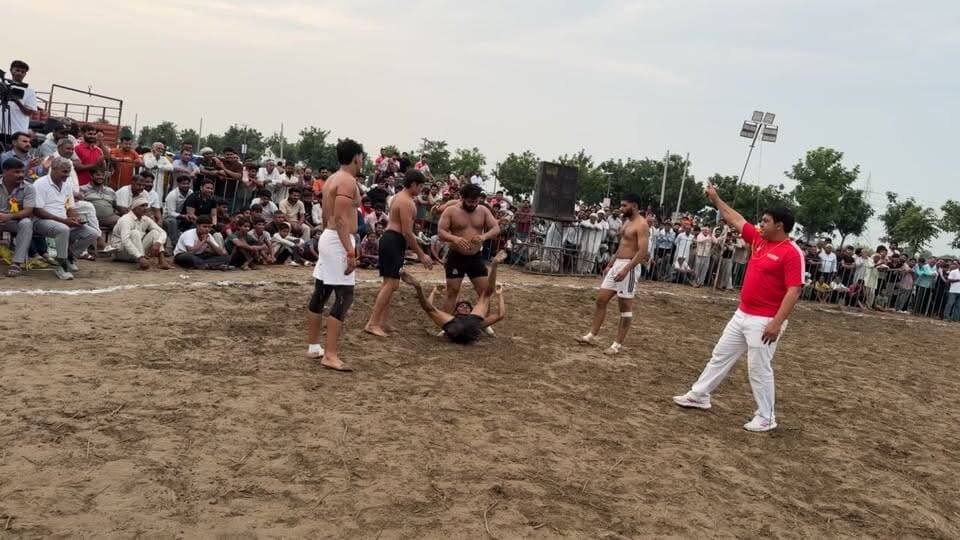 मीरपुर फराली में पंचायती सर्कल कबड्डी टूर्नामेंट का आयोजन
गांव मीरपुर फराली में आज शहीद धर्मवीर मेमोरियल पंचायती सर्कल कबड्डी टूर्नामेंट का आयोजन किया जा रहा है। यह प्रतियोगिता बनी वाले मंदिर पर आयोजित हो रही है, जिसमें आसपास के गांवों की कबड्डी टीमें हिस्सा ले रही हैं।
टूर्नामेंट को लेकर खिलाड़ियों और ग्रामीणों में खासा उत्साह देखने को मिल रहा है। प्रतियोगिता के दौरान खिलाड़ियों के बीच रोमांचक मुकाबले देखने को मिलेंगे। #KabaddiTournament #PanchayatiKabaddi #ShaheedDharamveerMemorial #MirpurFarali #Kabaddi #HaryanaKabaddi #Palwal #PalwalNews #HaryanaNews #KabaddiMatch