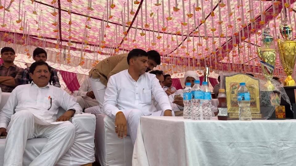 मीरपुर फराली में पंचायती सर्कल कबड्डी टूर्नामेंट का आयोजन
गांव मीरपुर फराली में आज शहीद धर्मवीर मेमोरियल पंचायती सर्कल कबड्डी टूर्नामेंट का आयोजन किया जा रहा है। यह प्रतियोगिता बनी वाले मंदिर पर आयोजित हो रही है, जिसमें आसपास के गांवों की कबड्डी टीमें हिस्सा ले रही हैं।
टूर्नामेंट को लेकर खिलाड़ियों और ग्रामीणों में खासा उत्साह देखने को मिल रहा है। प्रतियोगिता के दौरान खिलाड़ियों के बीच रोमांचक मुकाबले देखने को मिलेंगे। #KabaddiTournament #PanchayatiKabaddi #ShaheedDharamveerMemorial #MirpurFarali #Kabaddi #HaryanaKabaddi #Palwal #PalwalNews #HaryanaNews #KabaddiMatch