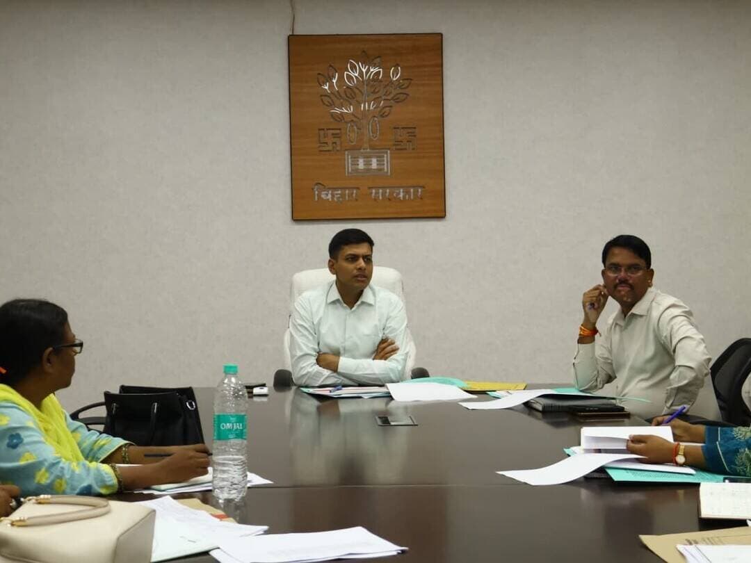 आज आई.सी.डी. एस. से संबंधित समीक्षात्मक बैठक जिला पदाधिकारी, बांका श्री अंशुल अग्रवाल के अध्यक्षता में समाहरणालय सभागार बांका में आयोजित की गई।
बैठक में जिला प्रोग्राम पदाधिकारी द्वारा जानकारी दी गई कि दिनांक 30 जून से 20 जुलाई के बीच 6 माह से 3 वर्ष आयु वर्ग के बच्चों के FRS में 1.67%, 3 वर्ष से 6 वर्ष आयु वर्ग के बच्चों के FRS में 7.50% तथा ABHA ID निर्माण में 11.78% की प्रगति दर्ज की गई है।
समीक्षा के क्रम में जिला पदाधिकारी, बाँका के द्वारा आई.सी.डी.एस. अंतर्गत पोषण ट्रैकर के सभी Indicator पर विस्तृत रूप से समीक्षा की गई, जिसमें सभी लाभार्थीयों का एक सप्ताह के अंदर Face Recognisation System शत् प्रतिशत् पूर्ण कराने का निदेश दिया गया। साथ ही जिला स्तर से सभी Indicator यथा गृह भ्रमण, बच्चों का वजन एवं लम्बाई माप, पोषाहार वितरण टीकाकरण इत्यादि का सप्ताहिक प्रगति प्रतिवेदन उपलब्ध कराने का निदेश दिया गया। जिला पदाधिकारी द्वारा प्रत्येक माह के प्रथम सप्ताह में ही बच्चों का वजन एवं लंबाई पूर्ण करने तथा निम्न प्रदर्शन करने पर बाल विकास परियोजना पदाधिकारी धोरैया से स्पष्टीकरण करने का निर्देश दिया गया। नाटापन, कुपोषित एवं अतिकुपोषित बच्चों का पहचान कर महिला पर्यवेक्षिका के माध्यम से अपेक्षित सुधार करने का निदेश दिया गया। सभी परियोजना को निदेश दिया गया कि अगले बैठक में परियोजनावार सभी बाल विकास परियोजना पदाधिकारी अपने अपने संबंधित परियोजना का प्रगति प्रतिवेदन PPT के माध्यम से स्वय प्रदर्शित करना सुनिश्चित करें। टीएचआर वितरण एवं गर्म पका भोजन वितरण से संबंधित लाभार्थियों का FRS में निम्न प्रदर्शन पर परियोजना बाराहाट के बाल विकास परियोजना पदाधिकारी से स्पष्टीकरण करते हुए खेद व्यक्त किया गया एवं एक सप्ताह के अंदर शत् प्रतिशत् FRS करने का निदेश दिया गया। इसी क्रम में माह सितम्बर के प्रथम सप्ताह एवं द्वितीय सप्ताह में पोषण ट्रैकर के Indicator का इंट्री अपलोड कराने का निदेश दिया। पोषण ट्रैकर के सभी Indicator में निग्न प्रदर्शन करने वाली महिला पर्यवेक्षिका एवं सेविका से कारण पृच्छा करते हुए विभागीय निदेश के आलोक में कार्रवाई करने का निदेश दिया गया एवं अपेक्षित सुधार नहीं होने की स्थिति में चयनमुक्त करने का निदेश दिया गया। जिला पदाधिकारी द्वारा पोषण ट्रैकर के सभी Indicator के परियोजनावार रैकिंग में निम्न प्रदर्शन करने वाले परियोजना यथा बाँका एव कटोरिया पर खेद व्यक्त किया गया एव एक सप्ताह के अदर अपेक्षित सुधार करने का निदेश दिया गया। आगनबाड़ी केन्द्रो पर उपलब्ध सुविधाएँ यथा पेयजल, शौचालय एवं बिजली कनेक्शन का पोषण ट्रैकर पर ईन्ट्री अपलोड करने का निदेश दिया गया एवं जिस केन्द्र पर बिजली कनेक्शन की सुविधा अप्राप्त है संबंधित विभाग को सूची उपलब्ध कराने का निदेश दिया। प्रतिदिन प्रगति हेतु जिला स्तर से VC के माध्यम से सभी बाल विकास परियोजना पदाधिकारी, जिला बाँका का समीक्षा कर उपस्थिति दर्ज करने का निदेश दिया गया। प्रधानमंत्री मातृत्व वंदन योजना से संबंधित समीक्षा की गई, जिसमे अपेक्षित सुधार होने के कारण संतोष व्यक्त किया गया।
One Stop Centre समीक्षा के क्रम में जिला पदाधिकारी महोदय द्वारा निदेश दिया गया कि निष्पादित वाद का Follow Up नियमित रूप से किया जाय साथ ही इससे संबंधित अभिलेख का संधारण करना सुनिश्चित करें। उक्त समीक्षात्मक बैठक में सभी परियोजना के बाल विकास परियोजना पदाधिकारी उपस्थित थे एवं जिला स्तर से जिला प्रोग्राम पदाधिकारी, जिला समन्वयक, जिला परियोजना प्रबंधक एवं अन्य कर्मी उपस्थित थे।