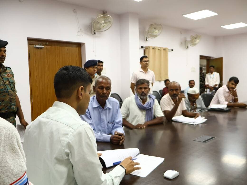 बिहार सरकार के सात निश्चय–3 के अंतर्गत सातवें निश्चय “सबका सम्मान–जीवन आसान (Ease of Living)” के उद्देश्यों के अनुरूप प्रशासनिक व्यवस्था को अधिक सुदृढ़, संवेदनशील एवं जवाबदेह बनाए जाने की दिशा में महत्वपूर्ण पहल की जा रही है।
इसी क्रम में आज जिला पदाधिकारी, बांका श्री अंशुल अग्रवाल की अध्यक्षता में समाहरणालय के मिनी सभागार में आमजनों की समस्याओं की सुनवाई की गई। इस दौरान प्राप्त शिकायतों के निष्पादन हेतु संबंधित पदाधिकारियों को आवश्यक निर्देश दिए गए। आज कुल 16 आवेदकों ने अपनी समस्याओं एवं शिकायतों से संबंधित आवेदन प्रस्तुत किए।
साथ ही, जिले के सभी जिला स्तरीय एवं प्रखंड स्तरीय पदाधिकारियों द्वारा अपने-अपने कार्यालयों में उपस्थित रहकर आम नागरिकों की समस्याएं सुनी गईं। कई मामलों का समाधान तत्काल कर दिया गया, जबकि शेष प्राप्त शिकायतों के त्वरित एवं गुणवत्तापूर्ण निष्पादन हेतु आवश्यक कार्रवाई प्रारंभ कर दी गई है।
जिला पदाधिकारी ने सभी पदाधिकारियों को स्पष्ट निर्देश दिया कि वे निर्धारित दोनों कार्य दिवसों में अनिवार्य रूप से अपने-अपने कार्यालयों में उपस्थित रहकर आमजनों की समस्याओं की सुनवाई करें तथा उनके समाधान को सर्वोच्च प्राथमिकता दें। उन्होंने कहा कि प्रशासन का उद्देश्य नागरिकों को समयबद्ध, पारदर्शी एवं प्रभावी सेवाएं उपलब्ध कराना है, जिससे आमजन का प्रशासन पर विश्वास और अधिक सुदृढ़ हो।