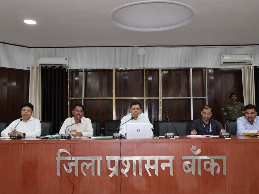 जिला पदाधिकारी, बांका श्री अंशुल अग्रवाल की अध्यक्षता में सोमवार को समाहरणालय सभागार में सभी जिला स्तरीय पदाधिकारियों के साथ सोमवारीय समीक्षा बैठक आयोजित की गई।
समीक्षा के दौरान गत सप्ताह एवं वर्तमान सप्ताह की स्थिति की तुलनात्मक समीक्षा की गई। अपर समाहर्ता , बांका स्तर पर गत सप्ताह कुल 375 मामले लंबित थे इस सप्ताह में कुल 82 मामलों का निष्पादन किया गया। वहीं उप विकास आयुक्त, बांका स्तर पर गत सप्ताह 252 मामले लंबित थे इस सप्ताह 37 मामलों का निष्पादन किया गया।
राजस्व एवं भूमि सुधार विभाग से संबंधित मामलों की उच्च स्तरीय समिति द्वारा समीक्षा के क्रम में समीक्षा हेतु कुल 230 मामले थे, जिनमें वर्तमान सप्ताह 50 मामलों की समीक्षा की गई।
जिला पदाधिकारी ने लंबित मामलों के निष्पादन में तेजी लाने तथा पुराने मामलों को प्राथमिकता के आधार पर निष्पादित करने का निर्देश दिया। उन्होंने सभी संबंधित पदाधिकारियों को नियमित रूप से प्रगति की समीक्षा करते हुए मामलों के त्वरित निष्पादन पर विशेष ध्यान देने को कहा।
जिला पदाधिकारी ने निर्देश दिया कि लंबे समय से लंबित सभी पत्रों एवं आवेदनों का त्वरित निष्पादन सुनिश्चित किया जाए तथा किसी भी स्तर पर अनावश्यक विलंब नहीं हो। सभी संबंधित पदाधिकारियों को मामलों का समयबद्ध एवं गुणवत्तापूर्ण निष्पादन सुनिश्चित करने का निर्देश दिया गया।
समीक्षा के क्रम में जिला पदाधिकारी ने CWJC, MJC, नीलाम पत्रवाद, सेवा संवाद, आयुक्त कार्यालय, मानवाधिकार एवं मुख्यमंत्री डैशबोर्ड से संबंधित लंबित मामलों की भी समीक्षा की। इसके अलावा आपदा के कारण मृत्यु होने की स्थिति में देय मुआवजा राशि के लंबित भुगतान से संबंधित मामलों की भी समीक्षा की गई। उन्होंने निर्देश दिया कि इन सभी मामलों की लंबित अवधि के आधार पर सूची तैयार कर मिशन मोड में प्राथमिकता के साथ निष्पादन एवं भुगतान सुनिश्चित किया जाए, ताकि लंबित प्रकरणों का शीघ्र निस्तारण हो सके।
बैठक में "सहयोग शिविर" के दौरान प्राप्त 1-स्टार एवं 2-स्टार रेटिंग वाले मामलों की भी समीक्षा की गई। जिला पदाधिकारी ने निर्देश दिया कि ऐसे सभी मामलों की संबंधित जिला स्तरीय टीम द्वारा प्राथमिकता के आधार पर जांच की जाए तथा शिकायतों का गुणवत्तापूर्ण एवं संतोषजनक समाधान सुनिश्चित किया जाए।
जिला पदाधिकारी द्वारा नीलाम पत्रवाद से संबंधित मामलों के निष्पादन की भी विस्तृत समीक्षा की गई। उन्होंने लंबे समय से लंबित मामलों को प्राथमिकता के आधार पर निष्पादित करने का निर्देश दिया। साथ ही बड़े बकायेदारों से संबंधित मामलों की समीक्षा करते हुए बकाया राशि की वसूली में तेजी लाने तथा नियमानुसार प्रभावी कार्रवाई सुनिश्चित करने का निर्देश दिया गया।
जिला पदाधिकारी ने सभी संबंधित पदाधिकारियों को निर्देश दिया कि लंबित मामलों के निष्पादन की नियमित रूप से समीक्षा करते हुए प्रगति सुनिश्चित करें तथा किसी भी स्तर पर अनावश्यक विलंब को गंभीरता से लिया जाए।