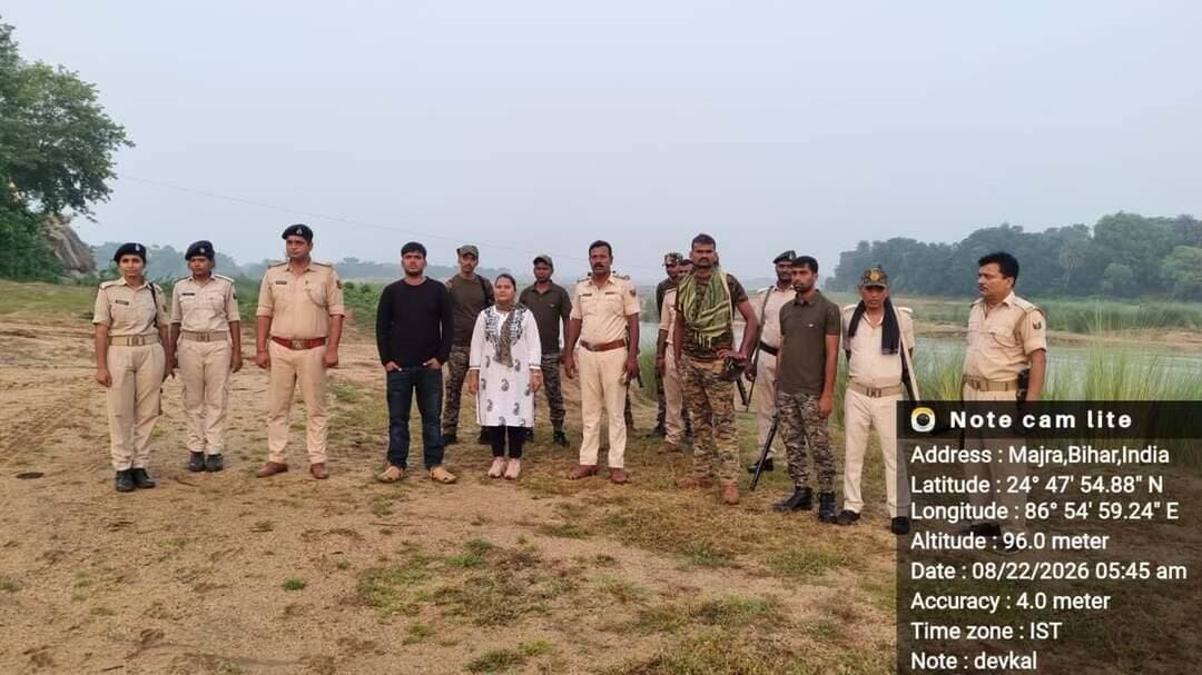 ज़िला खनन कार्यालय, बांका द्वारा विगत सप्ताह में की गई कार्रवाई:-
बाँका जिलान्तर्गत अवैध खनन/परिवहन एवं भंडारण के विरूद्ध खनन टीम द्वारा विभिन्न थानान्तर्गत योजनाबद्ध तरीके से व्यापक स्तर पर छापेमारी की गई, जिसके तहत् कुल 11 वाहनो की जप्ति करते हुए कुल 12.27 लाख रू0 का दंड अधिरोपित करते हुए संबंधित थानों में प्राथमिकी दर्ज कराई गई है। साथ ही अवैध खनन/परिवहन के संभावित रास्ते को काटकर मार्ग अवरूद्ध किया गया है, ताकि उस रास्ते से अवैध खनन/परिवहन न हो सके।
समाहर्ता द्वारा बालू माफियाओं पर लगातार ऐसे ही नियमित रूप से सख्त कार्रवाई करने का निदेश दिया गया है। अवैध बालू उत्खनन करने वाले व्यक्तियों को किसी भी परिस्थिति में बख्शा नहीं जाएगा।