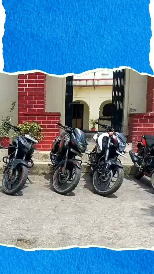 तेज रफ्तार और स्टंटबाजी पर पुलिस की कार्रवाई, 15 पावर बाइक जब्त
डूंगरपुर जिले के धंबोला थाना पुलिस ने तेज रफ्तार और स्टंटबाजी करने वालों के खिलाफ कार्रवाई करते हुए 15 पावर बाइक जब्त की हैं। पुलिस अधीक्षक मनीष कुमार के निर्देश और ऑपरेशन संस्कार अभियान के तहत 24 अगस्त को चेकिंग अभियान चलाया गया। इस दौरान मोटर वाहन अधिनियम के तहत कार्रवाई करते हुए तेज गति से वाहन चलाने और स्टंट करने वाले चालकों की पावर बाइक डिटेन की गईं। कार्रवाई अतिरिक्त पुलिस अधीक्षक खीवरसिंह और सीमलवाड़ा वृत्ताधिकारी मदनलाल बिश्नोई के सुपरविजन में थाना प्रभारी चंद्रशेखर कलानिया के नेतृत्व में की गई।
#PowerBike #Dungarpur #DungarpurPolice #DhambolaPolice #OperationSanskar