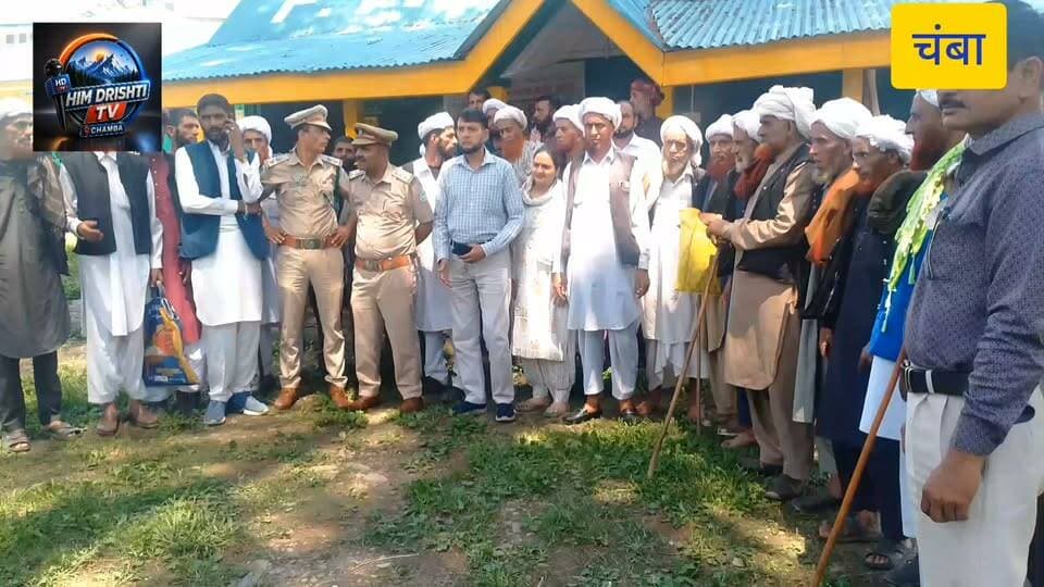 आज दिनांक 24/08/2026 को वन विश्राम गृह साहू में वन विभाग द्वारा ग्रेजिंग परमिट रीन्यू शिविर का आयोजन किया गया जिसमें 52 ग्रेजिंग परमिट रीन्यू किए गए। यह सभी परमिट आगामी पांच साल के लिए रिन्यू किए गए हैं। सरकार की इस पहल के लिए सभी पशुपालकों ने हिमाचल प्रदेश के मुख्यमंत्री श्री ठाकुर सुखविंदर सिंह सुक्खू जी, अपने लोकप्रिय विधायक श्री नीरज नैयर जी ओर वन विभाग के वन मंडल अधिकारी श्री कृतज्ञ कुमार जी व वन परिक्षेत्र अधिकारी श्री कमलेश कुमार ओर उनकी समस्त टीम का तहदिल से धन्यवाद किया। इस कार्यक्रम में जिला गुज्जर कल्याण सभा चम्बा के महासचिव मुहम्मद रफ़ी, वरिष्ठ उपाध्यक्ष shmaoon खान, प्रेस सचिव अल्लादिता, ब्लॉक अध्यक्ष मुहम्मद आवास सहित अन्य सदस्यों ने भी भाग लिया। हसन दीन अध्यक्ष गुज्जर कल्याण सभा चम्बा हिमाचल प्रदेश
#Forest #Department #range #lower #Chamba #Himachal #Pradesh' #post #highlight #DFO #CHAMBA