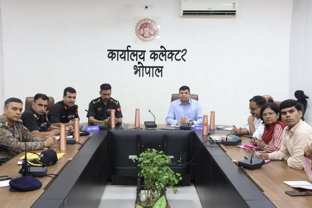 15 जनवरी को भोपाल में ‘आर्मी डे परेड–2027’ का आयोजन
आपकी सेना आपके पास’ की अवधारणा को साकार करेगा ऐतिहासिक आयोजन
कलेक्टर श्री प्रियंक मिश्रा के निर्देशन में तैयारियों की समीक्षा बैठक का आयोजन
समय - सीमा में परेड स्थल का निर्माण कार्य एवं अन्य सभी व्यवस्थाएं पूर्ण करने के दिए निर्देश
शौर्य संध्या, सैन्य उपकरणों की प्रदर्शनी और इंटीग्रेटेड कॉम्बैट डिस्प्ले होंगे प्रमुख आकर्षण
राजधानी भोपाल में 15 जनवरी, 2027 को भव्य ‘आर्मी डे परेड–2027’ आयोजित की जाएगी। इस प्रतिष्ठित राष्ट्रीय आयोजन की पूर्व तैयारियों और अंतर-विभागीय समन्वय के संबंध में सोमवार को कलेक्टर श्री प्रियंक मिश्रा के निर्देशन में एडीएम श्री महेंद्र कवचे एवं भारतीय सेना के अधिकारियोंकी अध्यक्षता में विशेष बैठक कलेक्ट्रेट सभाकक्ष में आयोजित की गई। बैठक में एवं सिविल इंजीनियर विशेषज्ञ भारतीय सेना श्री पवन कुमार ने परेड मैदान को सेना के टैंक के वजन के अनुरूप भारतीय रोड कांग्रेस के मानक अनुसार बनाने के लिए पीडब्ल्यूडी, नगर निगम एवं अन्य निर्माण एजेंसियों के साथ तकनीकी मानकों की विस्तृत चर्चा की गई। बैठक में भारतीय सेना के कर्नल सुब्रत मिश्रा, कर्नल सनी जुनेजा, सम्बन्धित एसडीएम,अपर आयुक्त नगर निगम एवं अन्य सहित संबंधित विभागों के अधिकारी उपस्थित रहे।
कलेक्टर श्री मिश्रा के निर्देशानुसार बैठक में बताया गया कि मध्यप्रदेश और राजधानी भोपाल के लिए आर्मी डे परेड की मेजबानी करना अत्यंत गौरव का अवसर है। यह आयोजन ‘आपकी सेना आपके पास’ की अवधारणा को साकार करने के साथ ही सैन्य और नागरिक तंत्र के बीच बेहतर समन्वय स्थापित करेगा। उन्होंने अधिकारियों को निर्देश दिए कि आयोजन की गरिमा के अनुरूप सभी आवश्यक व्यवस्थाएं निर्धारित दिशा-निर्देशों के अनुसार समय-सीमा में पूर्ण की जाएं।
कालीबाड़ी मार्ग पर होगी मुख्य परेड
कर्नल सुब्रत मिश्रा ने आयोजन की विस्तृत रूपरेखा प्रस्तुत करते हुए बताया कि मुख्य ‘आर्मी डे परेड’ भेल स्थित कालीबाड़ी मार्ग पर आयोजित होगी। टीटी नगर स्टेडियम में देशभक्ति से ओत-प्रोत भव्य ‘शौर्य संध्या’ का आयोजन किया जाएगा। जंबूरी मैदान में भारतीय सेना के अत्याधुनिक सैन्य उपकरणों का ‘स्टेटिक एवं डायनेमिक डिस्प्ले’ प्रदर्शित होगा। वहीं, बड़ा तालाब स्थित वीआईपी बोट क्लब क्षेत्र में सेना के शौर्य, सामरिक क्षमता और रणनीतिक कौशल पर आधारित ‘इंटीग्रेटेड कॉम्बैट डिस्प्ले’ आयोजित किया जाएगा।
कर्नल मिश्रा ने आयोजन को सफल बनाने के लिए मध्यप्रदेश शासन और भोपाल जिला प्रशासन से निरंतर सामंजस्य, समन्वय एवं सहयोग की अपेक्षा व्यक्त की।
CM Madhya Pradesh
ADGPI - Indian Army
Jansampark Madhya Pradesh
#Bhopal