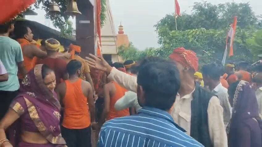 खैरी सकरौली से पालेश्वर नाथ मंदिर तक सैकड़ों शिवभक्तों की दांडी यात्रा संपन्न
चित्रकूट। जनपद चित्रकूट के पहाड़ी थाना क्षेत्र अंतर्गत ग्राम खैरी सकरौली से पालेश्वर नाथ मंदिर, पहाड़ी तक सैकड़ों शिवभक्तों ने गाजे-बाजे और हर-हर महादेव के जयघोष के साथ भव्य दांडी यात्रा निकाली। श्रद्धालुओं ने अत्यंत श्रद्धा, आस्था और अनुशासन के साथ दंडवत प्रणाम करते हुए अपनी कठिन धार्मिक यात्रा पूरी की।
दांडी यात्रा को कांवड़ यात्रा और श्रावणी मेले की सबसे कठिन तपस्या माना जाता है। इसमें श्रद्धालु भगवान शिव के प्रति अपनी अटूट आस्था व्यक्त करते हुए पूरे मार्ग में दंडवत प्रणाम करते हुए आगे बढ़ते हैं। यह यात्रा हठयोग, संयम और समर्पण का अद्भुत उदाहरण मानी जाती है।
यात्रा के पालेश्वर नाथ मंदिर परिसर पहुंचने पर मंदिर समिति, स्थानीय सेवकों एवं श्रद्धालुओं ने सभी दांडी यात्रियों का भव्य स्वागत किया। भक्तों के लिए जलपान, प्रसाद एवं अन्य आवश्यक व्यवस्थाएं की गईं। पूरे मंदिर परिसर में भक्तिमय वातावरण बना रहा और हर-हर महादेव के जयघोष से क्षेत्र गूंज उठा।
श्रद्धालुओं ने भगवान भोलेनाथ से क्षेत्र में सुख, शांति, समृद्धि और जनकल्याण की कामना की। इस दौरान बड़ी संख्या में ग्रामीण, महिलाएं, युवा एवं बुजुर्ग भी यात्रा में शामिल होकर शिव भक्ति में लीन नजर आए।
रिपोर्ट : दिनेश सिंह कुशवाहा