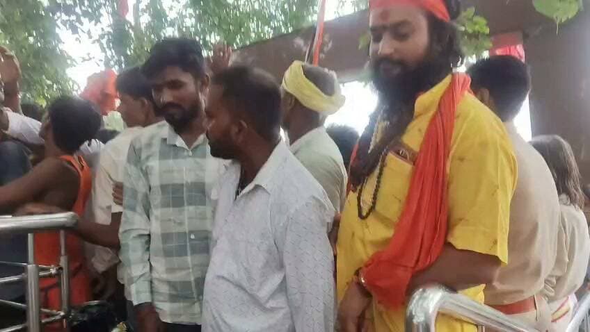 खैरी सकरौली से पालेश्वर नाथ मंदिर तक सैकड़ों शिवभक्तों की दांडी यात्रा संपन्न
चित्रकूट। जनपद चित्रकूट के पहाड़ी थाना क्षेत्र अंतर्गत ग्राम खैरी सकरौली से पालेश्वर नाथ मंदिर, पहाड़ी तक सैकड़ों शिवभक्तों ने गाजे-बाजे और हर-हर महादेव के जयघोष के साथ भव्य दांडी यात्रा निकाली। श्रद्धालुओं ने अत्यंत श्रद्धा, आस्था और अनुशासन के साथ दंडवत प्रणाम करते हुए अपनी कठिन धार्मिक यात्रा पूरी की।
दांडी यात्रा को कांवड़ यात्रा और श्रावणी मेले की सबसे कठिन तपस्या माना जाता है। इसमें श्रद्धालु भगवान शिव के प्रति अपनी अटूट आस्था व्यक्त करते हुए पूरे मार्ग में दंडवत प्रणाम करते हुए आगे बढ़ते हैं। यह यात्रा हठयोग, संयम और समर्पण का अद्भुत उदाहरण मानी जाती है।
यात्रा के पालेश्वर नाथ मंदिर परिसर पहुंचने पर मंदिर समिति, स्थानीय सेवकों एवं श्रद्धालुओं ने सभी दांडी यात्रियों का भव्य स्वागत किया। भक्तों के लिए जलपान, प्रसाद एवं अन्य आवश्यक व्यवस्थाएं की गईं। पूरे मंदिर परिसर में भक्तिमय वातावरण बना रहा और हर-हर महादेव के जयघोष से क्षेत्र गूंज उठा।
श्रद्धालुओं ने भगवान भोलेनाथ से क्षेत्र में सुख, शांति, समृद्धि और जनकल्याण की कामना की। इस दौरान बड़ी संख्या में ग्रामीण, महिलाएं, युवा एवं बुजुर्ग भी यात्रा में शामिल होकर शिव भक्ति में लीन नजर आए।
रिपोर्ट : दिनेश सिंह कुशवाहा