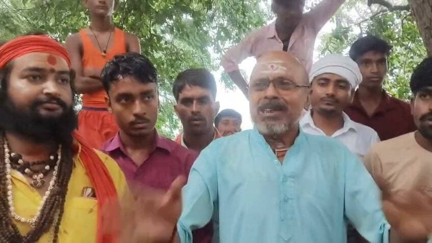 खैरी सकरौली से पालेश्वर नाथ मंदिर तक सैकड़ों शिवभक्तों की दांडी यात्रा संपन्न
चित्रकूट। जनपद चित्रकूट के पहाड़ी थाना क्षेत्र अंतर्गत ग्राम खैरी सकरौली से पालेश्वर नाथ मंदिर, पहाड़ी तक सैकड़ों शिवभक्तों ने गाजे-बाजे और हर-हर महादेव के जयघोष के साथ भव्य दांडी यात्रा निकाली। श्रद्धालुओं ने अत्यंत श्रद्धा, आस्था और अनुशासन के साथ दंडवत प्रणाम करते हुए अपनी कठिन धार्मिक यात्रा पूरी की।
दांडी यात्रा को कांवड़ यात्रा और श्रावणी मेले की सबसे कठिन तपस्या माना जाता है। इसमें श्रद्धालु भगवान शिव के प्रति अपनी अटूट आस्था व्यक्त करते हुए पूरे मार्ग में दंडवत प्रणाम करते हुए आगे बढ़ते हैं। यह यात्रा हठयोग, संयम और समर्पण का अद्भुत उदाहरण मानी जाती है।
यात्रा के पालेश्वर नाथ मंदिर परिसर पहुंचने पर मंदिर समिति, स्थानीय सेवकों एवं श्रद्धालुओं ने सभी दांडी यात्रियों का भव्य स्वागत किया। भक्तों के लिए जलपान, प्रसाद एवं अन्य आवश्यक व्यवस्थाएं की गईं। पूरे मंदिर परिसर में भक्तिमय वातावरण बना रहा और हर-हर महादेव के जयघोष से क्षेत्र गूंज उठा।
श्रद्धालुओं ने भगवान भोलेनाथ से क्षेत्र में सुख, शांति, समृद्धि और जनकल्याण की कामना की। इस दौरान बड़ी संख्या में ग्रामीण, महिलाएं, युवा एवं बुजुर्ग भी यात्रा में शामिल होकर शिव भक्ति में लीन नजर आए।
रिपोर्ट : दिनेश सिंह कुशवाहा