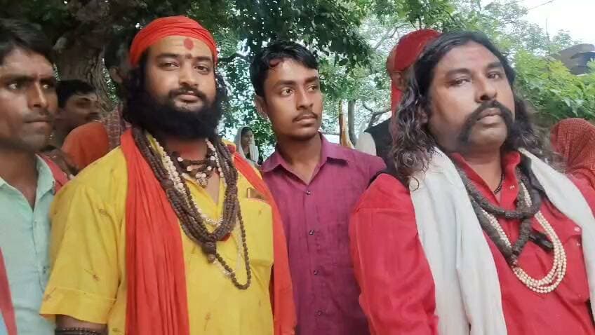 खैरी सकरौली से पालेश्वर नाथ मंदिर तक सैकड़ों शिवभक्तों की दांडी यात्रा संपन्न
चित्रकूट। जनपद चित्रकूट के पहाड़ी थाना क्षेत्र अंतर्गत ग्राम खैरी सकरौली से पालेश्वर नाथ मंदिर, पहाड़ी तक सैकड़ों शिवभक्तों ने गाजे-बाजे और हर-हर महादेव के जयघोष के साथ भव्य दांडी यात्रा निकाली। श्रद्धालुओं ने अत्यंत श्रद्धा, आस्था और अनुशासन के साथ दंडवत प्रणाम करते हुए अपनी कठिन धार्मिक यात्रा पूरी की।
दांडी यात्रा को कांवड़ यात्रा और श्रावणी मेले की सबसे कठिन तपस्या माना जाता है। इसमें श्रद्धालु भगवान शिव के प्रति अपनी अटूट आस्था व्यक्त करते हुए पूरे मार्ग में दंडवत प्रणाम करते हुए आगे बढ़ते हैं। यह यात्रा हठयोग, संयम और समर्पण का अद्भुत उदाहरण मानी जाती है।
यात्रा के पालेश्वर नाथ मंदिर परिसर पहुंचने पर मंदिर समिति, स्थानीय सेवकों एवं श्रद्धालुओं ने सभी दांडी यात्रियों का भव्य स्वागत किया। भक्तों के लिए जलपान, प्रसाद एवं अन्य आवश्यक व्यवस्थाएं की गईं। पूरे मंदिर परिसर में भक्तिमय वातावरण बना रहा और हर-हर महादेव के जयघोष से क्षेत्र गूंज उठा।
श्रद्धालुओं ने भगवान भोलेनाथ से क्षेत्र में सुख, शांति, समृद्धि और जनकल्याण की कामना की। इस दौरान बड़ी संख्या में ग्रामीण, महिलाएं, युवा एवं बुजुर्ग भी यात्रा में शामिल होकर शिव भक्ति में लीन नजर आए।
रिपोर्ट : दिनेश सिंह कुशवाहा