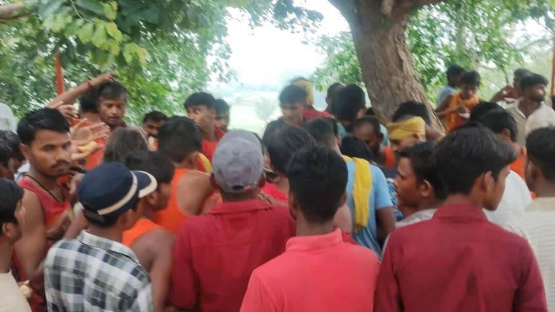 खैरी सकरौली से पालेश्वर नाथ मंदिर तक सैकड़ों शिवभक्तों की दांडी यात्रा संपन्न
चित्रकूट। जनपद चित्रकूट के पहाड़ी थाना क्षेत्र अंतर्गत ग्राम खैरी सकरौली से पालेश्वर नाथ मंदिर, पहाड़ी तक सैकड़ों शिवभक्तों ने गाजे-बाजे और हर-हर महादेव के जयघोष के साथ भव्य दांडी यात्रा निकाली। श्रद्धालुओं ने अत्यंत श्रद्धा, आस्था और अनुशासन के साथ दंडवत प्रणाम करते हुए अपनी कठिन धार्मिक यात्रा पूरी की।
दांडी यात्रा को कांवड़ यात्रा और श्रावणी मेले की सबसे कठिन तपस्या माना जाता है। इसमें श्रद्धालु भगवान शिव के प्रति अपनी अटूट आस्था व्यक्त करते हुए पूरे मार्ग में दंडवत प्रणाम करते हुए आगे बढ़ते हैं। यह यात्रा हठयोग, संयम और समर्पण का अद्भुत उदाहरण मानी जाती है।
यात्रा के पालेश्वर नाथ मंदिर परिसर पहुंचने पर मंदिर समिति, स्थानीय सेवकों एवं श्रद्धालुओं ने सभी दांडी यात्रियों का भव्य स्वागत किया। भक्तों के लिए जलपान, प्रसाद एवं अन्य आवश्यक व्यवस्थाएं की गईं। पूरे मंदिर परिसर में भक्तिमय वातावरण बना रहा और हर-हर महादेव के जयघोष से क्षेत्र गूंज उठा।
श्रद्धालुओं ने भगवान भोलेनाथ से क्षेत्र में सुख, शांति, समृद्धि और जनकल्याण की कामना की। इस दौरान बड़ी संख्या में ग्रामीण, महिलाएं, युवा एवं बुजुर्ग भी यात्रा में शामिल होकर शिव भक्ति में लीन नजर आए।
रिपोर्ट : दिनेश सिंह कुशवाहा