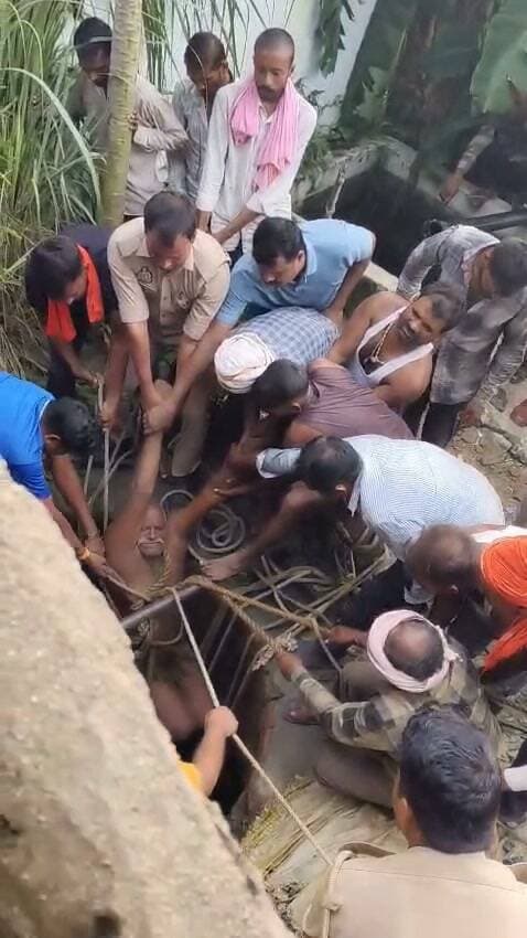 100 फीट गहरे कुएं में गिरे व्यक्ति को 4 घंटे के रेस्क्यू के बाद सुरक्षित निकाला
चित्रकूट, 24 अगस्त। जनपद चित्रकूट के थाना सरधुवा क्षेत्र अंतर्गत ग्राम हकीमपुर में सोमवार को एक बड़ा हादसा उस समय टल गया, जब लगभग 100 फीट गहरे कुएं में गिरे एक व्यक्ति को पुलिस, फायर ब्रिगेड और ग्रामीणों के संयुक्त प्रयास से चार घंटे तक चले रेस्क्यू अभियान के बाद सुरक्षित बाहर निकाल लिया गया।
जानकारी के अनुसार, ग्राम हकीमपुर निवासी रामचंद्र प्रजापति (45 वर्ष) खेत के पास स्थित गहरे कुएं में अचानक गिर गए। घटना की सूचना मिलते ही पुलिस अधीक्षक अरुण कुमार सिंह के निर्देशन में थाना सरधुवा पुलिस एवं फायर ब्रिगेड की टीम तत्काल मौके पर पहुंची और राहत एवं बचाव कार्य शुरू किया।
प्रभारी निरीक्षक सरधुवा अपनी टीम के साथ तथा फायर ब्रिगेड के जवान आवश्यक उपकरणों के साथ मौके पर पहुंचे। कुएं की अधिक गहराई और अंदर अंधेरा होने के कारण रेस्क्यू अभियान काफी चुनौतीपूर्ण रहा। करीब चार घंटे तक चले अभियान में रस्सी, सीढ़ी और अन्य सुरक्षा उपकरणों की मदद से फायर ब्रिगेड के जवान कुएं में उतरे और सावधानीपूर्वक रामचंद्र प्रजापति को सुरक्षित बाहर निकाल लिया।
रेस्क्यू के बाद घायल की हालत गंभीर होने पर पुलिस ने तत्काल 108 एम्बुलेंस के माध्यम से उन्हें जिला अस्पताल कर्वी भेजा, जहां उनका उपचार जारी है। चिकित्सकों के अनुसार उनकी स्थिति अब सामान्य बताई जा रही है।
इस साहसिक और मानवीय कार्य के लिए ग्रामीणों ने चित्रकूट पुलिस एवं फायर ब्रिगेड टीम की सराहना की। पुलिस अधीक्षक अरुण कुमार सिंह ने रेस्क्यू अभियान में शामिल थाना सरधुवा पुलिस, फायर ब्रिगेड टीम और सहयोग करने वाले ग्रामीणों की प्रशंसा करते हुए कहा कि "चित्रकूट पुलिस जनता की सुरक्षा एवं सेवा के लिए सदैव तत्पर है।"
रेस्क्यू टीम में शामिल:
प्रभारी निरीक्षक सरधुवा श्री शिवआसरे एवं पुलिस टीम
फायर ब्रिगेड टीम, चित्रकूट