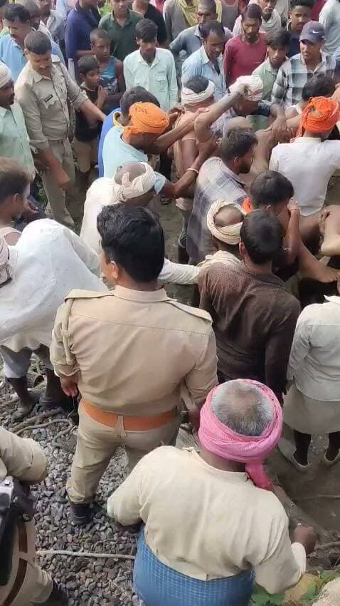 100 फीट गहरे कुएं में गिरे व्यक्ति को 4 घंटे के रेस्क्यू के बाद सुरक्षित निकाला
चित्रकूट, 24 अगस्त। जनपद चित्रकूट के थाना सरधुवा क्षेत्र अंतर्गत ग्राम हकीमपुर में सोमवार को एक बड़ा हादसा उस समय टल गया, जब लगभग 100 फीट गहरे कुएं में गिरे एक व्यक्ति को पुलिस, फायर ब्रिगेड और ग्रामीणों के संयुक्त प्रयास से चार घंटे तक चले रेस्क्यू अभियान के बाद सुरक्षित बाहर निकाल लिया गया।
जानकारी के अनुसार, ग्राम हकीमपुर निवासी रामचंद्र प्रजापति (45 वर्ष) खेत के पास स्थित गहरे कुएं में अचानक गिर गए। घटना की सूचना मिलते ही पुलिस अधीक्षक अरुण कुमार सिंह के निर्देशन में थाना सरधुवा पुलिस एवं फायर ब्रिगेड की टीम तत्काल मौके पर पहुंची और राहत एवं बचाव कार्य शुरू किया।
प्रभारी निरीक्षक सरधुवा अपनी टीम के साथ तथा फायर ब्रिगेड के जवान आवश्यक उपकरणों के साथ मौके पर पहुंचे। कुएं की अधिक गहराई और अंदर अंधेरा होने के कारण रेस्क्यू अभियान काफी चुनौतीपूर्ण रहा। करीब चार घंटे तक चले अभियान में रस्सी, सीढ़ी और अन्य सुरक्षा उपकरणों की मदद से फायर ब्रिगेड के जवान कुएं में उतरे और सावधानीपूर्वक रामचंद्र प्रजापति को सुरक्षित बाहर निकाल लिया।
रेस्क्यू के बाद घायल की हालत गंभीर होने पर पुलिस ने तत्काल 108 एम्बुलेंस के माध्यम से उन्हें जिला अस्पताल कर्वी भेजा, जहां उनका उपचार जारी है। चिकित्सकों के अनुसार उनकी स्थिति अब सामान्य बताई जा रही है।
इस साहसिक और मानवीय कार्य के लिए ग्रामीणों ने चित्रकूट पुलिस एवं फायर ब्रिगेड टीम की सराहना की। पुलिस अधीक्षक अरुण कुमार सिंह ने रेस्क्यू अभियान में शामिल थाना सरधुवा पुलिस, फायर ब्रिगेड टीम और सहयोग करने वाले ग्रामीणों की प्रशंसा करते हुए कहा कि "चित्रकूट पुलिस जनता की सुरक्षा एवं सेवा के लिए सदैव तत्पर है।"
रेस्क्यू टीम में शामिल:
प्रभारी निरीक्षक सरधुवा श्री शिवआसरे एवं पुलिस टीम
फायर ब्रिगेड टीम, चित्रकूट