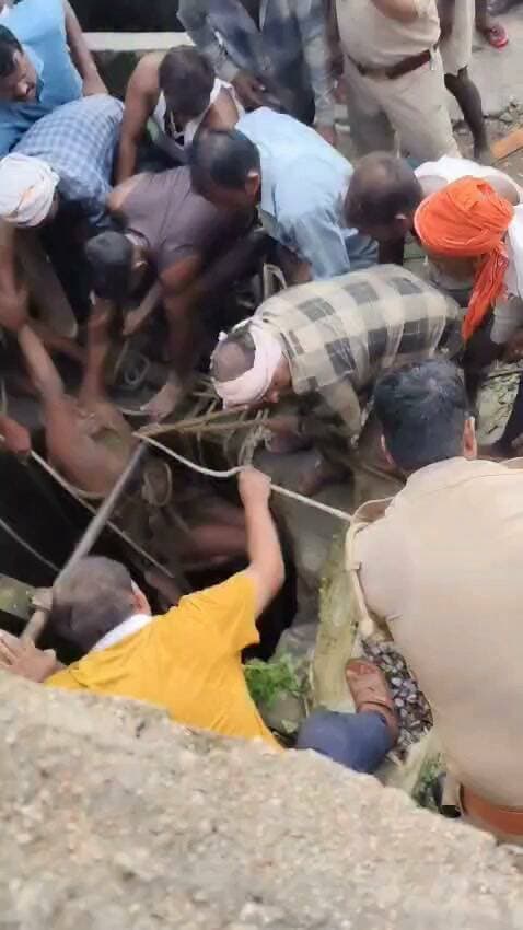 100 फीट गहरे कुएं में गिरे व्यक्ति को 4 घंटे के रेस्क्यू के बाद सुरक्षित निकाला
चित्रकूट, 24 अगस्त। जनपद चित्रकूट के थाना सरधुवा क्षेत्र अंतर्गत ग्राम हकीमपुर में सोमवार को एक बड़ा हादसा उस समय टल गया, जब लगभग 100 फीट गहरे कुएं में गिरे एक व्यक्ति को पुलिस, फायर ब्रिगेड और ग्रामीणों के संयुक्त प्रयास से चार घंटे तक चले रेस्क्यू अभियान के बाद सुरक्षित बाहर निकाल लिया गया।
जानकारी के अनुसार, ग्राम हकीमपुर निवासी रामचंद्र प्रजापति (45 वर्ष) खेत के पास स्थित गहरे कुएं में अचानक गिर गए। घटना की सूचना मिलते ही पुलिस अधीक्षक अरुण कुमार सिंह के निर्देशन में थाना सरधुवा पुलिस एवं फायर ब्रिगेड की टीम तत्काल मौके पर पहुंची और राहत एवं बचाव कार्य शुरू किया।
प्रभारी निरीक्षक सरधुवा अपनी टीम के साथ तथा फायर ब्रिगेड के जवान आवश्यक उपकरणों के साथ मौके पर पहुंचे। कुएं की अधिक गहराई और अंदर अंधेरा होने के कारण रेस्क्यू अभियान काफी चुनौतीपूर्ण रहा। करीब चार घंटे तक चले अभियान में रस्सी, सीढ़ी और अन्य सुरक्षा उपकरणों की मदद से फायर ब्रिगेड के जवान कुएं में उतरे और सावधानीपूर्वक रामचंद्र प्रजापति को सुरक्षित बाहर निकाल लिया।
रेस्क्यू के बाद घायल की हालत गंभीर होने पर पुलिस ने तत्काल 108 एम्बुलेंस के माध्यम से उन्हें जिला अस्पताल कर्वी भेजा, जहां उनका उपचार जारी है। चिकित्सकों के अनुसार उनकी स्थिति अब सामान्य बताई जा रही है।
इस साहसिक और मानवीय कार्य के लिए ग्रामीणों ने चित्रकूट पुलिस एवं फायर ब्रिगेड टीम की सराहना की। पुलिस अधीक्षक अरुण कुमार सिंह ने रेस्क्यू अभियान में शामिल थाना सरधुवा पुलिस, फायर ब्रिगेड टीम और सहयोग करने वाले ग्रामीणों की प्रशंसा करते हुए कहा कि "चित्रकूट पुलिस जनता की सुरक्षा एवं सेवा के लिए सदैव तत्पर है।"
रेस्क्यू टीम में शामिल:
प्रभारी निरीक्षक सरधुवा श्री शिवआसरे एवं पुलिस टीम
फायर ब्रिगेड टीम, चित्रकूट
