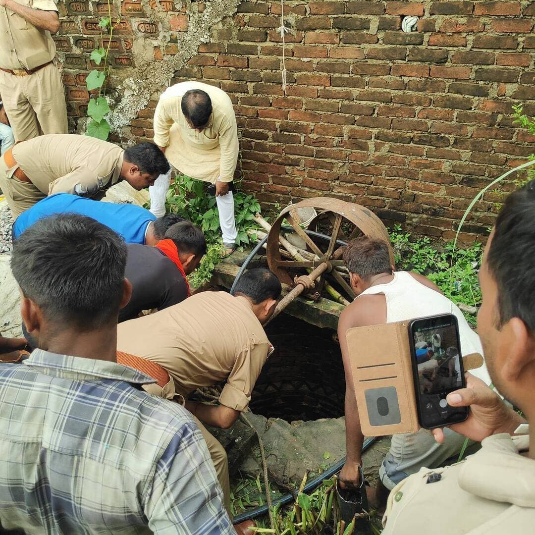 100 फीट गहरे कुएं में गिरे व्यक्ति को 4 घंटे के रेस्क्यू के बाद सुरक्षित निकाला
चित्रकूट, 24 अगस्त। जनपद चित्रकूट के थाना सरधुवा क्षेत्र अंतर्गत ग्राम हकीमपुर में सोमवार को एक बड़ा हादसा उस समय टल गया, जब लगभग 100 फीट गहरे कुएं में गिरे एक व्यक्ति को पुलिस, फायर ब्रिगेड और ग्रामीणों के संयुक्त प्रयास से चार घंटे तक चले रेस्क्यू अभियान के बाद सुरक्षित बाहर निकाल लिया गया।
जानकारी के अनुसार, ग्राम हकीमपुर निवासी रामचंद्र प्रजापति (45 वर्ष) खेत के पास स्थित गहरे कुएं में अचानक गिर गए। घटना की सूचना मिलते ही पुलिस अधीक्षक अरुण कुमार सिंह के निर्देशन में थाना सरधुवा पुलिस एवं फायर ब्रिगेड की टीम तत्काल मौके पर पहुंची और राहत एवं बचाव कार्य शुरू किया।
प्रभारी निरीक्षक सरधुवा अपनी टीम के साथ तथा फायर ब्रिगेड के जवान आवश्यक उपकरणों के साथ मौके पर पहुंचे। कुएं की अधिक गहराई और अंदर अंधेरा होने के कारण रेस्क्यू अभियान काफी चुनौतीपूर्ण रहा। करीब चार घंटे तक चले अभियान में रस्सी, सीढ़ी और अन्य सुरक्षा उपकरणों की मदद से फायर ब्रिगेड के जवान कुएं में उतरे और सावधानीपूर्वक रामचंद्र प्रजापति को सुरक्षित बाहर निकाल लिया।
रेस्क्यू के बाद घायल की हालत गंभीर होने पर पुलिस ने तत्काल 108 एम्बुलेंस के माध्यम से उन्हें जिला अस्पताल कर्वी भेजा, जहां उनका उपचार जारी है। चिकित्सकों के अनुसार उनकी स्थिति अब सामान्य बताई जा रही है।
इस साहसिक और मानवीय कार्य के लिए ग्रामीणों ने चित्रकूट पुलिस एवं फायर ब्रिगेड टीम की सराहना की। पुलिस अधीक्षक अरुण कुमार सिंह ने रेस्क्यू अभियान में शामिल थाना सरधुवा पुलिस, फायर ब्रिगेड टीम और सहयोग करने वाले ग्रामीणों की प्रशंसा करते हुए कहा कि "चित्रकूट पुलिस जनता की सुरक्षा एवं सेवा के लिए सदैव तत्पर है।"
रेस्क्यू टीम में शामिल:
प्रभारी निरीक्षक सरधुवा श्री शिवआसरे एवं पुलिस टीम
फायर ब्रिगेड टीम, चित्रकूट