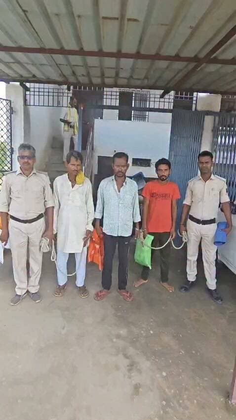 Nbw वारंटी
1. नंदकिशोर पासवान पे०–नाथु पासवान सा०–बबुरा
2. शत्रुधन विंद पे०–दयालु विंद सा–फ़ुहां
3. भगत उर्फ भरत उर्फ रोहित बीन पे०–राम अशीष बीन सा०–पचरुखिया कला
4. हरे राम बीन पे०– स्व० रामपूजन बीन सा०–फ़ुहां सभी थाना–बबुरा जिला–भोजपुर को गिरफ्तार कर अग्रिम कार्रवाई हेतु माननीय न्यायालय भेजी जा चुकी है ।