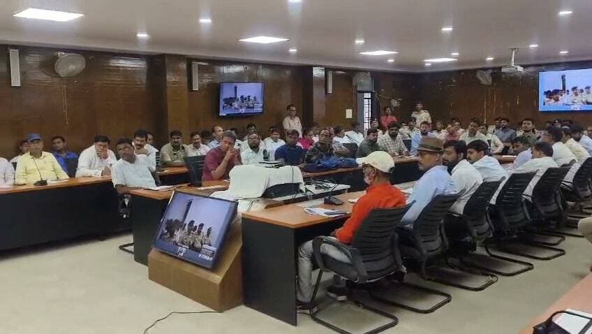 आगामी ईद-मिलाद-उन-नबी के पर्व को शांतिपूर्ण, भाईचारे और सौहार्दपूर्ण वातावरण में संपन्न कराने के लिए जिला पुलिस प्रशासन पूरी तरह तत्पर है!
इसी क्रम में आज दिनांक 24 अगस्त 2026 को जिला पदाधिकारी, भोजपुर एवं पुलिस अधीक्षक, भोजपुर द्वारा संयुक्त रूप से पर्व के मद्देनजर प्रतिनियुक्त सभी दंडाधिकारियों और पुलिस अधिकारियों की एक महत्वपूर्ण जिला-स्तरीय ब्रीफिंग की गई।
भोजपुर पुलिस समस्त जिलावासियों से अपील करती है कि इस पर्व को आपसी सौहार्द, अनुशासन और हर्षोल्लास के साथ मनाएं। किसी भी संदिग्ध गतिविधि की सूचना तुरंत अपने नजदीकी थाना या जिला नियंत्रण कक्ष को दें।