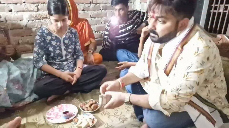 शाहपुर के बेलौटी पहुंचे भोजपुरी सुपरस्टार पवन सिंह स्वर्गीय भरत तिवारी के भतीजी से बधवाई राखी तोहफा में दिए 51000