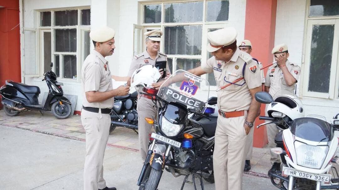 जनरल परेड में पंचकूला पुलिस ने फिटनेस, अनुशासन और आपातकालीन कार्रवाई की क्षमता का किया प्रदर्शन
पंचकूला/ 24 अगस्त:- पुलिस बल की कार्यक्षमता, अनुशासन और शारीरिक दक्षता को मजबूत करने के उद्देश्य से पंचकूला पुलिस लाइन में आज जनरल परेड का आयोजन किया गया। पुलिस कमिश्नर आईपीएस पंकज नैन के फिट पुलिस विजन के तहत इस परेड में पुलिसकर्मियों ने अनुशासन, फिटनेस और बेहतर फील्ड रिस्पॉन्स का परिचय दिया। परेड कमांडर एसीपी दिनेश कुमार ने परेड की सलामी ली। इस दौरान पुलिस अधिकारियों और जवानों ने सटीक ड्रिल एवं अनुशासित मार्च पास्ट प्रस्तुत कर अपनी तैयारियों और टीम भावना का प्रदर्शन किया।
जनरल परेड के दौरान पुलिस बल ने फिटनेस के महत्व को दर्शाते हुए सामूहिक दौड़ भी लगाई। सभी पुलिसकर्मियों ने उत्साहपूर्वक दौड़ में भाग लेकर स्वस्थ, चुस्त-दुरुस्त और सक्रिय पुलिस बल का संदेश दिया।
परेड निरीक्षण के बाद एसीपी दिनेश कुमार ने ईआरवी, राइडर तथा ईआरवी पर तैनात पुलिसकर्मियों को आपात स्थिति में तत्काल प्रतिक्रिया देते हुए कम से कम समय में घटनास्थल पर पहुंचकर प्रभावी कार्रवाई करने के निर्देश दिए। उन्होंने फील्ड ड्यूटी के दौरान आमजन के साथ मिलनसार व्यवहार बनाए रखने पर भी विशेष जोर दिया। इस दौरान पुलिस वाहनों में उपलब्ध फर्स्ट एड किट का निरीक्षण किया गया तथा डेमो के माध्यम से पुलिसकर्मियों के व्यावहारिक कौशल और आपात स्थिति में कार्रवाई की क्षमता को भी परखा गया।
डीसीपी पंचकूला आईपीएस अदिति सिंह ने कहा कि जनरल परेड पुलिस बल के अनुशासन और कार्यकुशलता का महत्वपूर्ण हिस्सा है। नियमित परेड से पुलिसकर्मियों में अनुशासन, शारीरिक फिटनेस, टीम भावना और ड्यूटी के प्रति जिम्मेदारी की भावना मजबूत होती है। उन्होंने कहा कि पंचकूला पुलिस का उद्देश्य कानून-व्यवस्था बनाए रखने के साथ-साथ हर परिस्थिति में आमजन की सुरक्षा के लिए पूरी तरह सक्षम, सतर्क और संवेदनशील पुलिस बल के रूप में कार्य करना है।
#panchkulanews #panchkula #panchkulasocialmedia