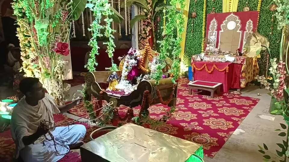 কালিয়াগঞ্জ ইস্কন মন্দিরের ঝুলন যাত্রা