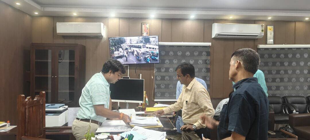 अस्पतालों की व्यवस्था पर डीएम की सख्ती, दवा से डॉक्टरों की उपस्थिति तक हुई समीक्षा
🏥 रोहतास में स्वास्थ्य सेवाओं को बेहतर बनाने की दिशा में बड़ा कदम
जिला पदाधिकारी दीपक कुमार मिश्रा ने सोमवार को स्वास्थ्य विभाग की समीक्षात्मक बैठक कर जिले के अस्पतालों में दवाओं की उपलब्धता, डॉक्टरों व स्वास्थ्यकर्मियों की उपस्थिति, डायलिसिस सेवा, मातृ-शिशु स्वास्थ्य और आयुष्मान भारत योजना की स्थिति की समीक्षा की।
डीएम ने स्पष्ट निर्देश दिया कि अस्पतालों में जरूरी दवाओं की कमी नहीं होनी चाहिए और स्टॉक की नियमित निगरानी की जाए। साथ ही डॉक्टरों एवं स्वास्थ्यकर्मियों की समय पर उपस्थिति सुनिश्चित करने को कहा, ताकि मरीजों को इलाज के लिए परेशानी न हो।
🤰 मातृ एवं शिशु स्वास्थ्य सेवाओं को प्राथमिकता देने, गर्भवती महिलाओं की नियमित जांच और संस्थागत प्रसव को बढ़ावा देने पर भी जोर दिया गया।
💳 आयुष्मान भारत योजना का अधिक से अधिक पात्र लोगों को लाभ दिलाने और अस्पतालों में प्रक्रिया को सुचारु रखने का निर्देश दिया गया।
डीएम ने अस्पतालों की साफ-सफाई, मरीजों को मिलने वाली मूलभूत सुविधाओं और स्वास्थ्य योजनाओं के प्रभावी क्रियान्वयन की नियमित मॉनिटरिंग कर कमियों को तत्काल दूर करने को कहा।
<nis:link nis:type=tag nis:id=rohtas nis:value=Rohtas nis:enabled=true nis:link/> <nis:link nis:type=tag nis:id=sasaram nis:value=Sasaram nis:enabled=true nis:link/> <nis:link nis:type=tag nis:id=healthdepartment nis:value=HealthDepartment nis:enabled=true nis:link/> <nis:link nis:type=tag nis:id=dmrohtas nis:value=DMRohtas nis:enabled=true nis:link/> <nis:link nis:type=tag nis:id=healthservices nis:value=HealthServices nis:enabled=true nis:link/> <nis:link nis:type=tag nis:id=ayushmanbharat nis:value=AyushmanBharat nis:enabled=true nis:link/> <nis:link nis:type=tag nis:id=bihar nis:value=Bihar nis:enabled=true nis:link/>