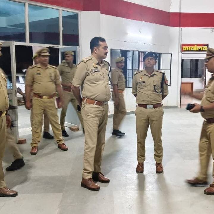 #बलरामपुर! एसपी ने #गैण्डास_बुजुर्ग थाने का औचक निरीक्षण किया: दिए कड़े निर्देश...
#गैड़ास_बुजुर्ग (बलरामपुर)। एसपी बलरामपुर मार्तण्ड प्रकाश सिंह ने सोमवार को थाना गैड़ास बुजुर्ग का सरप्राइज इंस्पेक्शन किया। उन्होंने थाने की कार्यप्रणाली और व्यवस्थाओं को परखते हुए अफसरों को टाइमबाउंड और ट्रांसपेरेंट एक्शन का फरमान सुनाया।
एसपी ने थाना परिसर, कार्यालय, बैरक, हवालात, मालखाना, मिशन शक्ति केंद्र और सीसीटीएनएस का बारकी से जायजा लिया। लंबित विवेचनाओं, आईजीआरएस संदर्भों और शिकायती पत्रों का रिव्यू करते हुए उन्होंने निर्देश दिया कि फरियादियों की शिकायतों का प्राथमिकता से निस्तारण हो और पेंडिंग केस जल्द निपटाए जाएं।
अपराध नियंत्रण पर जोर देते हुए एसपी ने वांछित/वारंटी अभियुक्तों की जल्द गिरफ्तारी, संदिग्धों की सघन चेकिंग, नाइट गश्त और आगामी त्योहारों के मद्देनजर अलर्ट रहने के निर्देश दिए। वहीं मिशन शक्ति केंद्र पर आने वाली महिला अपराध की शिकायतों पर त्वरित कार्रवाई की ताकीद की।
एसपी ने दोटूक कहा कि जनसुनवाई और कानून व्यवस्था से कोई समझौता नहीं होगा; लापरवाही पर सख्त एक्शन लिया जाएगा। इस मौके पर सीओ उतरौला डॉ. जितेन्द्र कुमार समेत अन्य पुलिसकर्मी मौजूद रहे।
#balrampur #balrampurpolic