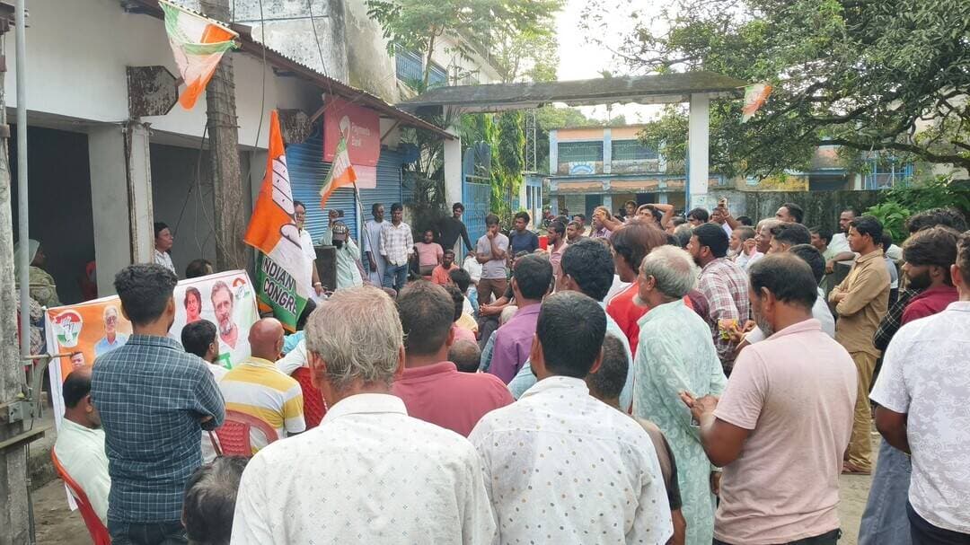 একাধিক দাবি দাওয়া নিয়ে চোপড়ার ঘিরনিগাঁও গ্রাম পঞ্চায়েতে কংগ্রেসের ডেপুটেশন