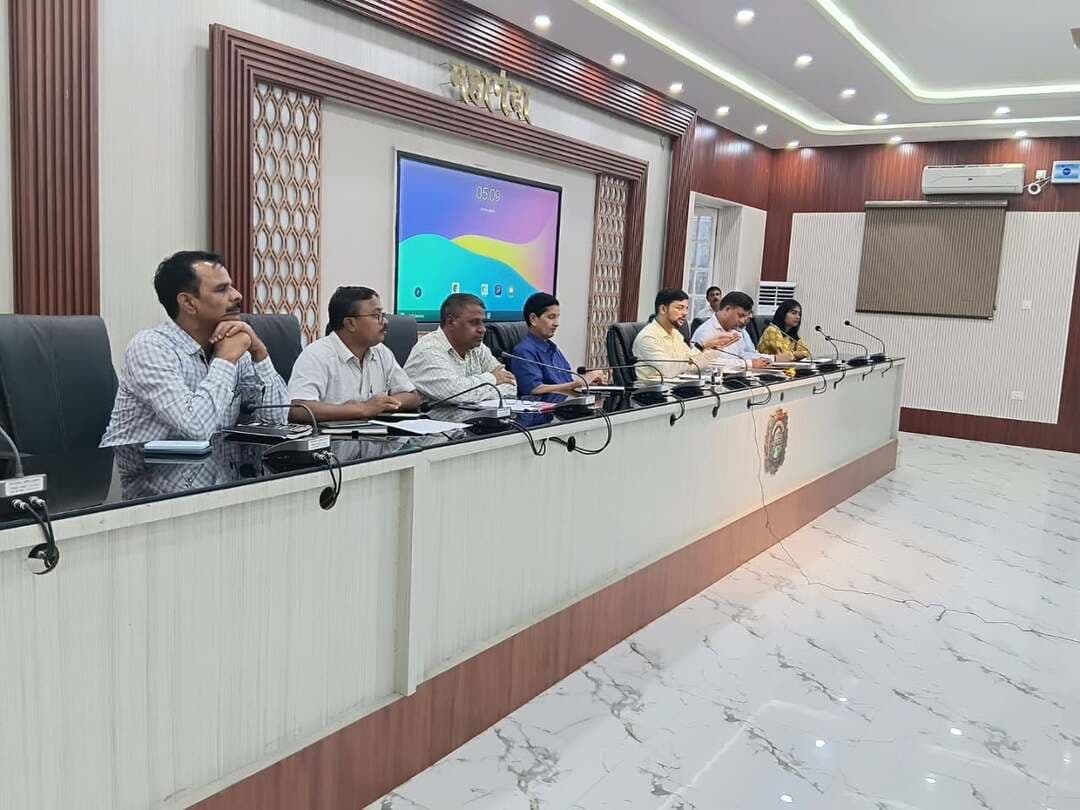 समाहरणालय पूर्णिया,
जनसंपर्क कार्यालय,
प्रेस विज्ञप्ति 1192,
दिनांक:- 24 अगस्त 2026,
==================
प्रत्येक माह के चतुर्थ मंगलवार को विद्यार्थी सहयोग शिविर का होगा आयोजन:-
अगस्त माह के चतुर्थ मंगलवार 25 अगस्त 2026 को सभी सरकारी शैक्षणिक संस्थानों में विद्यार्थी सहयोग शिविर का आयोजन निर्धारित है:-
जिला पदाधिकारी श्री अंशुल कुमार भा०प्र०से० की अध्यक्षता में विद्यार्थी सहयोग शिविर के सफल संचालन को लेकर सोमवार को वरीय पदाधिकारी एवं संबंधित अधिकारियों के साथ महानंदा सभागार में समीक्षा बैठक का आयोजन किया गया।
विद्यार्थी सहयोग शिविर के आयोजन को लेकर जिलाधिकारी महोदय द्वारा कई महत्वपूर्ण जानकारी एवं आवश्यक दिशा निर्देश संबंधित अधिकारियों को दिया गया।
प्रत्येक माह के चतुर्थ मंगलवार को विद्यार्थी सहयोग शिविर का आयोजन जिला के सभी शैक्षणिक संस्थानों में किया जाएगा। जिसको लेकर सभी शिविर स्थालों पर नोडल पदाधिकारी एवं पुलिस पदाधिकारी की प्रतिनियुक्ति किया गया है।
जिलाधिकारी महोदय द्वारा सभी नोडल पदाधिकारी एवं संबंधित अधिकारियों को निर्देशित किया गया कि शिविर स्थल पर सभी आवश्यक सुविधा उपलब्ध कराना सुनिश्चित करेंगे।
राज्य के मेहनती एवं प्रतिभाशाली विद्यार्थियों को समृद्ध बिहार एवं विकसित भारत के निर्माण में महत्वपूर्ण कड़ी मानते हुए सरकार द्वारा उनकी शैक्षिक समस्याओं का निर्धारित समय सीमा में समाधान करने तथा शिक्षा के क्षेत्र में विकास के लिए विद्यार्थियों से प्राप्त महत्वपूर्ण सुझावों को नीति निर्णय में शामिल करने के उद्देश्य से विद्यार्थी सहयोग शिविर का आयोजन एवं विद्यार्थी सहयोग पोर्टल के माध्यम से शिकायत एवं सुझावों के लिए निवारण की व्यवस्था सरकार द्वारा की गई है।
अगस्त माह के चतुर्थ मंगलवार यानी 25 अगस्त 2026 को पूर्णिया जिला अंतर्गत सभी शैक्षणिक संस्थानों यथा:-विश्वविद्यालय, अंगीभूत महाविद्यालय, अभियंत्रण महाविद्यालय, चिकित्सा महाविद्यालय, पॉलिटेक्निक संस्थानों, आईआईटी, पारा-मेडिकल महाविद्यालय, नर्सिंग स्कूल,
पिछड़ा एवं अति पिछड़ा वर्ग कल्याण विभाग के छात्रावासों, अनुसूचित जाति एवं अनुसूचित जनजाति कल्याण विभाग के छात्रावासों, अल्पसंख्यक कल्याण विभाग के छात्रावासों, कस्तूरबा गांधी छात्रावासों में विद्यार्थी सहयोग शिविर का आयोजन निर्धारित है।
जिलाधिकारी महोदय द्वारा सभी संबंधित अधिकारियों को निर्देशित किया गया कि विद्यार्थी सहयोग शिविर में प्राप्त शिकायत,सुझाव एवं समस्यां निर्धारित प्रोफार्मा में ही प्रतिवेदन समर्पित करना सुनिश्चित करेंगे।
बैठक में उप विकास