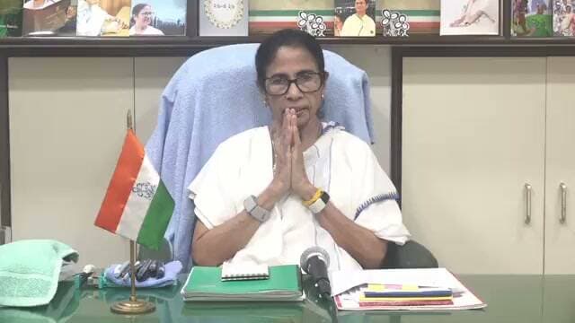 🔥 আজকের ফেসবুক লাইভে মমতা বন্দ্যোপাধ্যায়ের বড় বার্তা!
কর্মী-সমর্থক থেকে সাধারণ মানুষ—সবার উদ্দেশে কী বললেন প্রাক্তন মুখ্যমন্ত্রী?
অন্নপূর্ণা যোজনা থেকে ফুটপাতে শিশুর দুধ গরম করার ঘটনা—উঠল একাধিক গুরুত্বপূর্ণ প্রসঙ্গ।
👉 কী বললেন মমতা? দেখুন আজকের ফেসবুক লাইভের বার্তা।
#MamataBanerjee #FacebookLive #WestBengal #MamataLive #BreakingNews