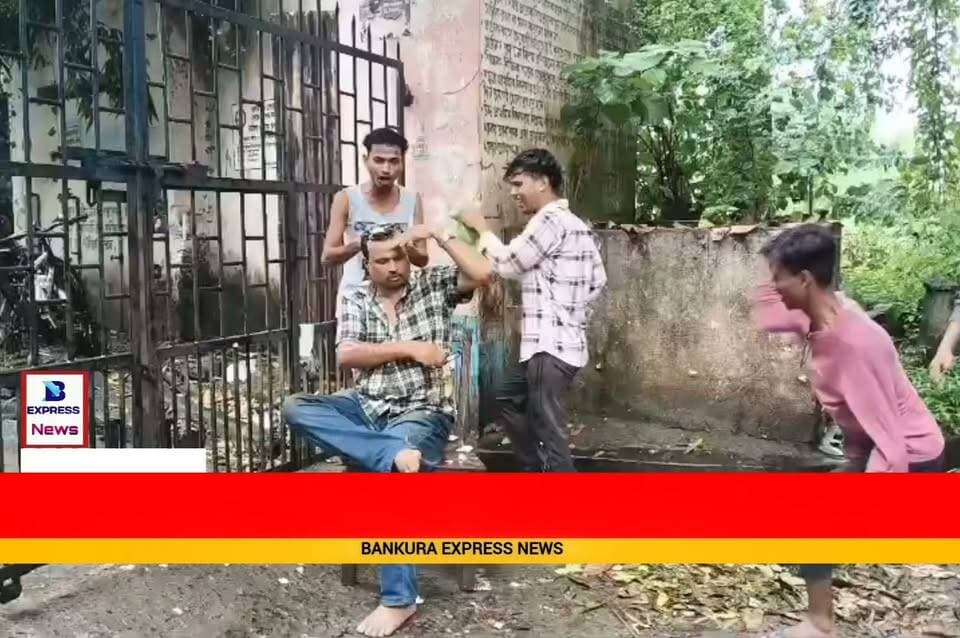একাধিক দুর্নীতির অভিযোগে প্রধান শিক্ষকের মাথায় ফাটানো হলো আস্তো কাচা ডিম সাথে গোবর