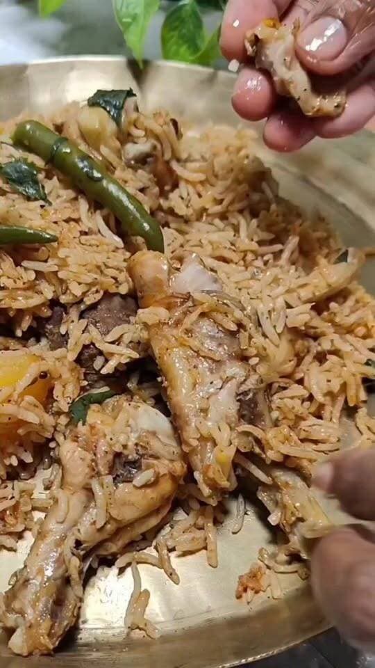 নিজেকে control করতে পাড়ি না, চিকেন আচাড়ি পোলাও বানালেই এমন হয় ।।