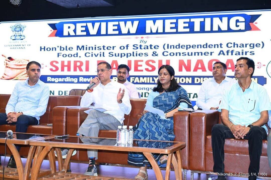 राशन वितरण में लापरवाही बर्दाश्त नहीं, अधिकारी न सुनें तो मुझसे मिलें : राजेश नागर
👉व्हाट्सएप ग्रुप पर समस्याएं डालेंगे डिपो होल्डर, ग्रुप में मंत्री राजेश नागर भी शामिल
👉डिपो होल्डरों के साथ रिव्यू मीटिंग में अनुपस्थित रहे अधिकारियों को कारण बताओ नोटिस जारी
फरीदाबाद A2z न्यूज़ update, आप की आवाज़ हरियाणा के खाद्य, नागरिक आपूर्ति एवं उपभोक्ता मामले मंत्री राजेश नागर ने आज सुधा रस्तोगी डेंटल कॉलेज खेड़ी में विभाग की रिव्यू मीटिंग कर राशन वितरण व्यवस्था की समीक्षा की। नागर ने मीटिंग से अनुपस्थित रहे अधिकारियों को कारण बताओ नोटिस जारी करने के निर्देश दिए। उन्होंने कहा कि जनहित के मुद्दों पर लापरवाही बर्दाश्त नहीं की जाएगी।
मंत्री राजेश नागर ने डिपो होल्डरों से सरकार की योजनाओं को पूरी ईमानदारी, पारदर्शिता और जिम्मेदारी के साथ लागू करने का आह्वान किया। नागर ने कहा कि डिपो होल्डर सरकार की जनकल्याणकारी योजनाओं को धरातल पर पहुंचाने में महत्वपूर्ण कड़ी हैं। इसलिए उनका व्यवहार उपभोक्ताओं के प्रति सम्मानजनक होना चाहिए। उन्होंने निर्देश दिए कि यदि किसी कार्ड धारक का राशन किसी कारणवश बकाया रह जाता है तो इसकी स्पष्ट एंट्री बिल पर की जाए। बकाया राशन दो से तीन दिन के भीतर उपलब्ध नहीं होने पर संबंधित कार्यालय में इसकी शिकायत दर्ज कराई जाए, ताकि समस्या का तत्काल समाधान हो सके।
इसके लिए खाद्य आपूर्ति विभाग का एक व्हाट्सएप ग्रुप बनाया गया है जिसमें विभाग के सभी अधिकारियों, डिपो धारकों सहित मंत्री स्वयं भी शामिल हैं। मंत्री ने कहा कि सभी डिपो धारक अपनी समस्याओं को इस ग्रुप में डालें जिसका निरीक्षण वह स्वयं कर रहे हैं।
मंत्री राजेश नागर ने राशन कार्ड धारकों से भी अपील की कि जब तक उन्हें उनकी यूनिट के हिसाब से पूरा राशन प्राप्त न हो जाए, तब तक किसी रसीद पर हस्ताक्षर न करें। उन्होंने कहा कि राशन वितरण में पारदर्शिता मुख्यमंत्री नायब सिंह सैनी सरकार की प्राथमिकता है।
मंत्री ने बैठक में स्पष्ट किया कि प्रत्येक पात्र राशन कार्ड धारक को उसकी यूनिट के अनुसार पूरा राशन मिलना चाहिए। राशन वितरण में किसी भी प्रकार की लापरवाही, अनियमितता या पात्र लाभार्थी को उसके हक से वंचित करना बर्दाश्त नहीं किया जाएगा। उन्होंने बताया कि सरकार की ओर से डिपो होल्डरों तक राशन पहुंचाने की व्यवस्था निशुल्क की जाती है। डिपो होल्डरों को राशन के ट्रांसपोर्टेशन का कोई खर्च नहीं देना होता। यदि कोई ट्रांसपोर्टर राशन पहुंचाने के बदले पैसे की मांग करता है तो इसकी तत्काल विभाग को सूचना दें, ताकि संबंधित के खिलाफ कार्रवाई की जा सके।
बैठक में डिपो होल्डरों को नई मशीनों और इलेक्ट्रॉनिक कांटों के उपयोग को लेकर भी निर्देश दिए गए। उन्होंने डिपो होल्डरों को प्रतिदिन डिपो खोलने को कहा, ताकि राशन लेने के लिए उपभोक्ताओं को अनावश्यक इंतजार और लंबी कतारों का सामना न करना पड़े। उन्होंने कहा कि विभाग द्वारा डिपो की नियमित चेकिंग की जा रही है और इसकी रिपोर्ट को वह स्वयं देख रहे हैं।
राजेश नागर ने कहा कि यदि विभाग का कोई कर्मचारी डिपो होल्डर पर अनावश्यक दबाव बनाता है या उसे किसी प्रकार से परेशान करता है तो इसकी सूचना सीधे उन्हें दें। उन्होंने बताया कि शीघ्र ही विभाग द्वारा नए राशन डिपो की प्रक्रिया भी शुरू होगी। इसके अलावा डिपो होल्डरों का कमीशन प्रत्येक माह की 1 से 5 तारीख के बीच सीधे उनके बैंक खातों में भेजने की व्यवस्था की जा रही है।