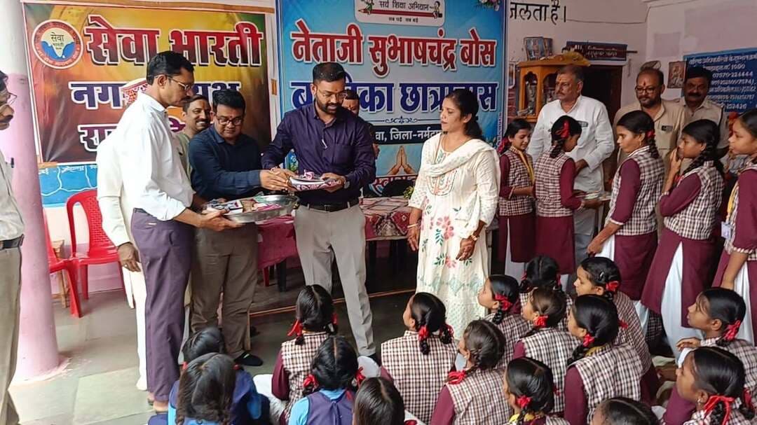 🔹सिवनी मालवा बालिका छात्रावास में हर्षोल्लास से मनाया गया रक्षाबंधन, SDM ने बंधवाई राखी
➡️ कलेक्टर नर्मदापुरम श्री सोमेश मिश्रा के निर्देशानुसार नेताजी सुभाष चंद्र बोस बालिका छात्रावास, सिवनी मालवा में रक्षाबंधन पर्व का आयोजन उत्साह और आत्मीयता के साथ किया गया। कार्यक्रम में मुख्य अतिथि के रूप में एसडीएम विजय राय उपस्थित रहे।
➡️कार्यक्रम के दौरान छात्रावास में अध्ययनरत नन्हीं बालिकाओं ने एसडीएम श्री विजय राय सहित उपस्थित जनप्रतिनिधियों और अतिथियों की कलाई पर राखी बांधी। एसडीएम ने बालिकाओं को रक्षाबंधन की शुभकामनाएं दीं और उन्हें उपहार स्वरूप नए कपड़े, पुस्तकें, कॉपियां, पेन और पेंसिल भेंट की।
➡️इस अवसर पर एसडीएम श्री राय ने कहा, "हमारे क्षेत्र की बालिकाएं सदैव आगे बढ़ती रहें और समाज व देश का नाम रोशन करें, इसके लिए सेवा कार्यों के माध्यम से उन्हें हमेशा प्रोत्साहित किया जाता है। रक्षाबंधन बहन-भाई के पवित्र बंधन का अनोखा त्योहार है, जिसे आज इन नन्हीं बहनों के साथ मनाकर अत्यंत प्रसन्नता हुई। मैं अभिभावक और भाई के रूप में सदैव आपके साथ हूं, जहां भी मेरी आवश्यकता होगी, मैं आपके साथ खड़ा मिलूंगा।"
➡️कार्यक्रम में नगर पालिका अध्यक्ष रितेश जैन, मृगेंद्र सिंह मंडलोई, संतोष पारीख, थाना प्रभारी सुधाकर बारस्कर, राजा तिवारी, डॉ. प्रवीण पणिकर, समाजसेवी सचिन माहेश्वरी, पंकज सोनी, एल्डरमैन पार्षद अभिषेक सोनी, छात्रावास अधीक्षिका रजनी वर्मा, वार्डन अर्चना मेहरा सहित अन्य गणमान्य नागरिक उपस्थित रहे।
#narmadapuram CM Madhya Pradesh Dr Mohan Yadav Jansampark Madhya Pradesh Department of School Education, Madhya Pradesh