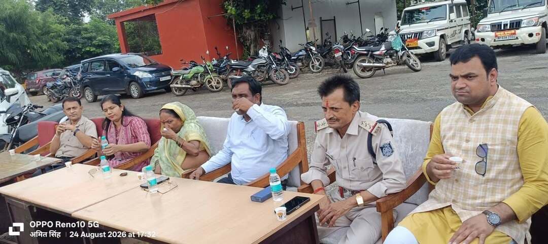 ईद व रक्षाबंधन पर्व को लेकर कोठी थाना मे शांति समिति की बैठक संपन्न
सतना जिले के कोठी थाना मे आगामी त्यौहार को मद्देनज़र शांति समिति की बैठक का आयोजन किया गया जिसमे क्षेत्र क़े समाजसेवी सहित सरपंच व्यापारी उपस्थित रहे लोगो से व्यवस्था बनाये रखने सहित खरीददारी को लेकर बाजार मे यातायात व्यवस्था, बिजली पानी की व्यवस्था हेतु चर्चा की गई वही त्यौहार मे बाजार सहित क्षेत्र मे प्रशासनिक सहयोग क़े साथ शांतिपूर्ण त्यौहार मनाने की अपील की गई!इस बैठक मे नगर परिषद अध्यक्ष सुखवंति बुनकर, एस डी एम एल आर जांगड़े, तहसीलदार प्रज्ञा दुबे, सी एम ओ संजय सिंह, थाना प्रभारी कोठी संतोष कुमार तिवारी,जेई हेमराज सेन सहित क्षेत्रीय समाजसेवी, आमजन मौजूद रहे!